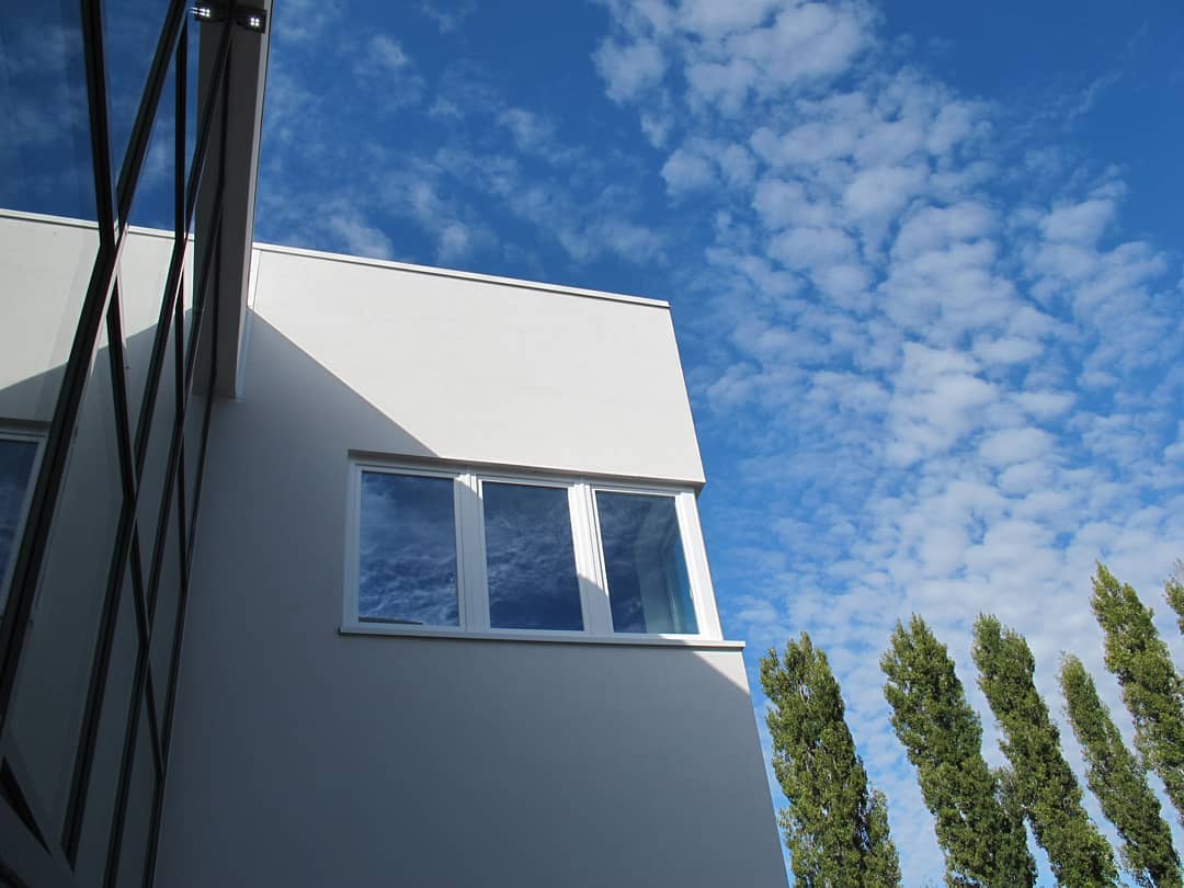 Scuola media "Falcone e Borsellino" di Portomaggiore (FE). Dettaglio dell'opera appena terminata, nel 2014. Un perfetto connubio di colori che si rispecchia nelle grandi vetrate pensate come accesso alla scuola. Ve ne sono quattro, poste a illuminare gli spazi comuni tra i tre corpi principali dove sono ospitate aule, uffici e servizi.
.
.
Foto di ASP.ILT
.
#portomaggiore #scuola #scuole #scolediportomaggiore #ferrara #comunadiportomaggiore #scuolefalconeborsellino #architettura #architecture #scoolarchitecture