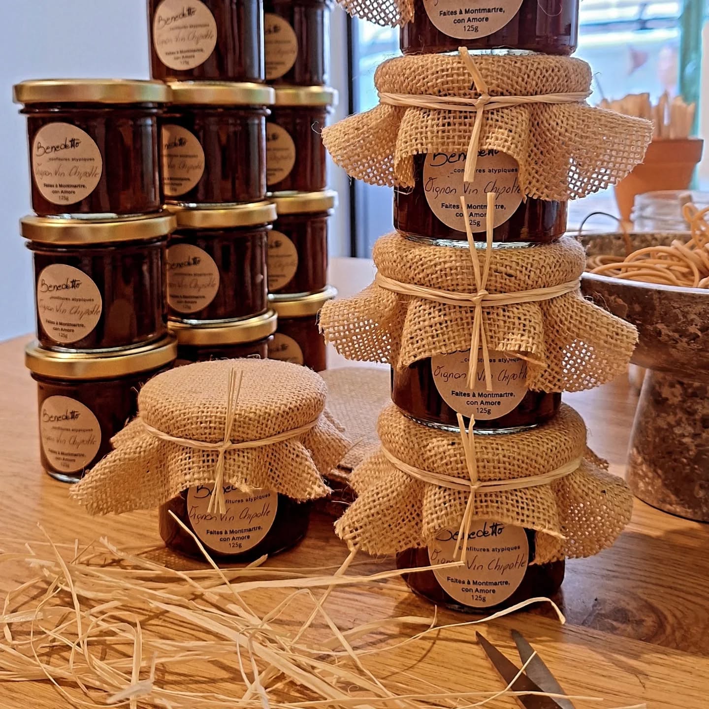 Le mot de la semaine est:
Emballage
Se dédier une semaine entière a l'emballage sa permet d'optimiser ses temps de production.
.
.
.
.
.
.
.
#packaging #benedettoconfituresatypiques #confituresatypiques #store #carousel