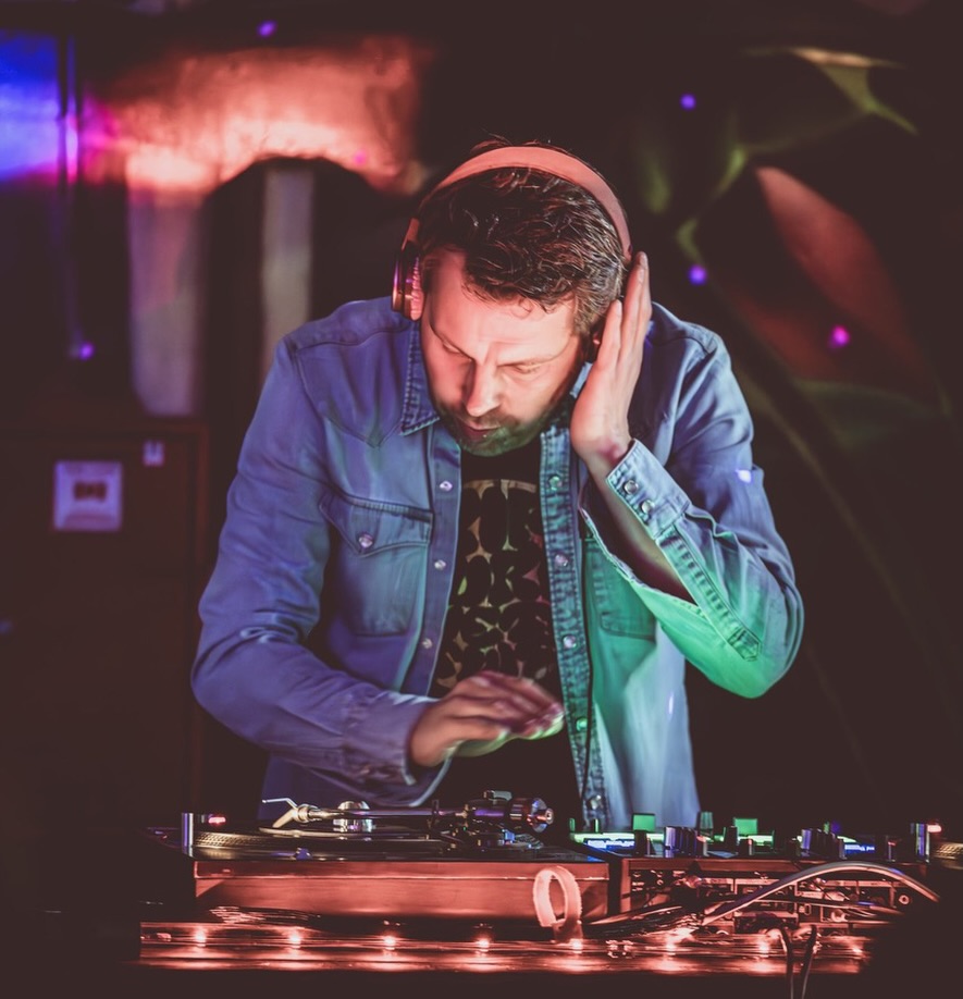 Vous l’aviez adoré l’année dernière, il vous a fait danser sous le « soleil » de Cayeux, il collectionne les 45 tours depuis plus de 30 ans et saura vous ravir à nouveau : @djmatwallace sera de retour cette année au Festival Baie Sonore ✨ Il sera présent pour vous faire danser entre chaque sets 🪩