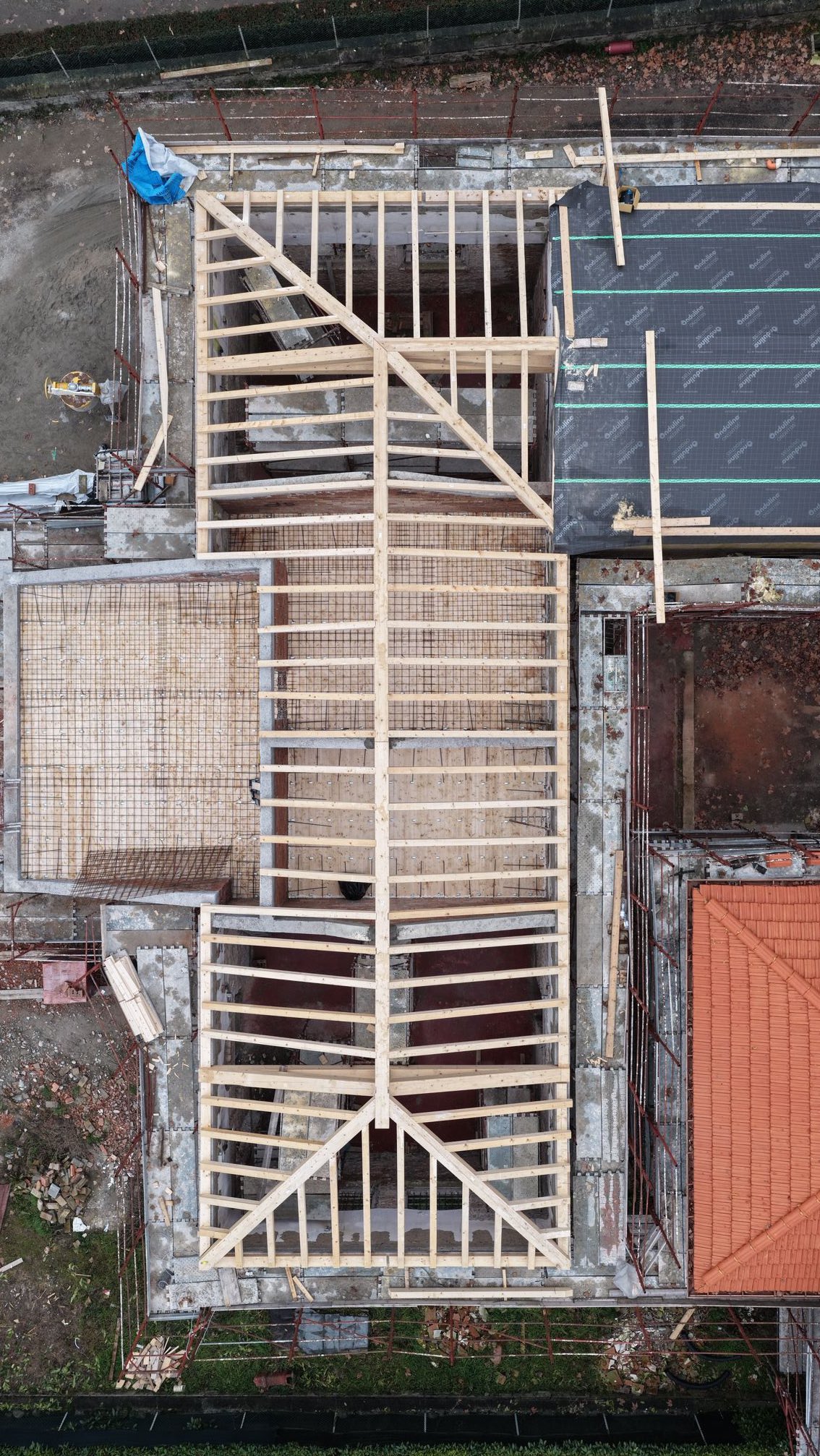 <Tetto in legno>
•
Un grande tetto in abete massello pretagliato prende vita!
🔎
Lo sapevi che, prima di trasferirli in cantiere, lavoriamo tutti gli elementi lignei a CNC presso il nostro stabilimento?
Questo ci garantisce di ottenere precisione dimensionale, rapidità di posa e un’elevata affidabilità strutturale!
📹 @le_foto_di_cisco