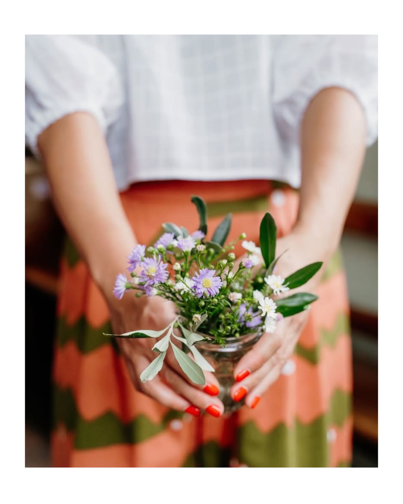 Gensidighed…
“Traditionelle folk opfatter verden sådan, at alle levende væsener har hver sin særlige rolle at spille.
Hvert eneste væsen er blevet givet særlige evner, forstand, ånd og historie. Vores gamle fortællinger siger, at det er skaberen, der har givet os dem som et sæt oprindelige instrukser.
Målet med uddannelse er at opdage gaven i os selv og lære at bruge den på den rigtige måde. Gaverne er også opgaver – et ansvar over for hinanden.
Skovdrosslen har fået sangens gave og leder aftenbønnen.
Ahorntræet har fået den søde safts gave og hjælper med at stille sulten.
Det er dette, de ældste taler om, når de taler om gensidighedens net – det net, der forbinder os alle.
Jeg ser ingen uoverensstemmelse mellem denne skabelsesberetning og min naturvidenskabelige uddannelse. Når jeg færdes i naturen og studerer den, får jeg konstant øje på gensidigheden.” – Robin Wall Kimmerer
Jeg elsker, når ord formår at vække forbindelsen mellem vores verdener. I dette tilfælde bliver et besøg i planteriget en påmindelse om, hvordan gensidighed eksisterer som en grundorden i naturen:
Alt fungerer i samspil.
Alle bidrager med deres særlige evner og gaver – givet som et sæt indre instrukser.
Det er netop denne type information, jeg kan aflæse i dit Hologenetiske kompas. Og hvis du mærker en længsel efter for alvor at træde ind i naturens orden og bidrage med dine egne unikke gaver, er du hjertens velkommen til at tage kontakt.
🌿Link i bio
Kærligst,
Pernille
Billede via @peppermintmagazine
______________________________________
#omatsamlepåmos
#hologenetisklæsning
#gennøglerne
#genekeys
#overgang