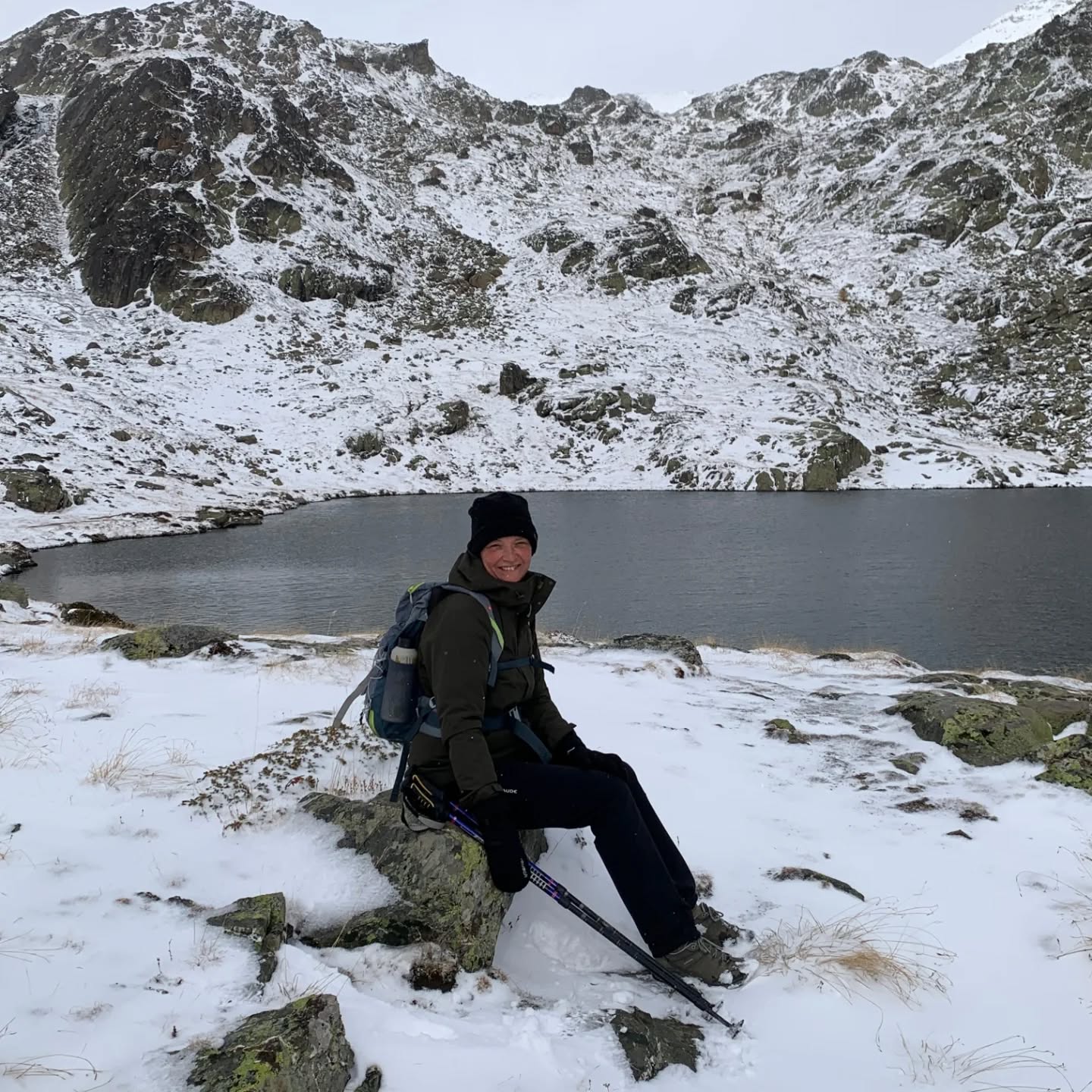Ver-nieuwd
Ver-zacht
Ver-bonden
met Al
wat Is
Net voor het begin van een nieuwe Passagetocht neem ik graag even de tijd om terug te blikken. De oktobertocht is nog heel voelbaar. Een tocht waarin er prachtige processen zich ontvouwden én waarin de winter zich voorzichtig aankondigde — als bedding voor alles wat mocht vertragen, verzachten en transformeren.
Een deelneemster, Ann Verstraete, deelt hieronder graag wat haar Passagetocht voor haar betekende. Dankjewel Ann om deel uit te maken van de groep. 🙏
Ode aan Passage
Ode aan de bergen
Zoekend,
vindend
verliezend.
Gezocht,
gevonden,
verloren.
Vast genomen
Gehouden
Los
Gelaten
Ver-nieuwd
Ver-zacht
Ver-bonden
met Al
wat Is
🔥
#review #passagetochten#transformatie #vernieuwing #verbinding #verzachting #outdoortherapie #psychologen #groepstherapie