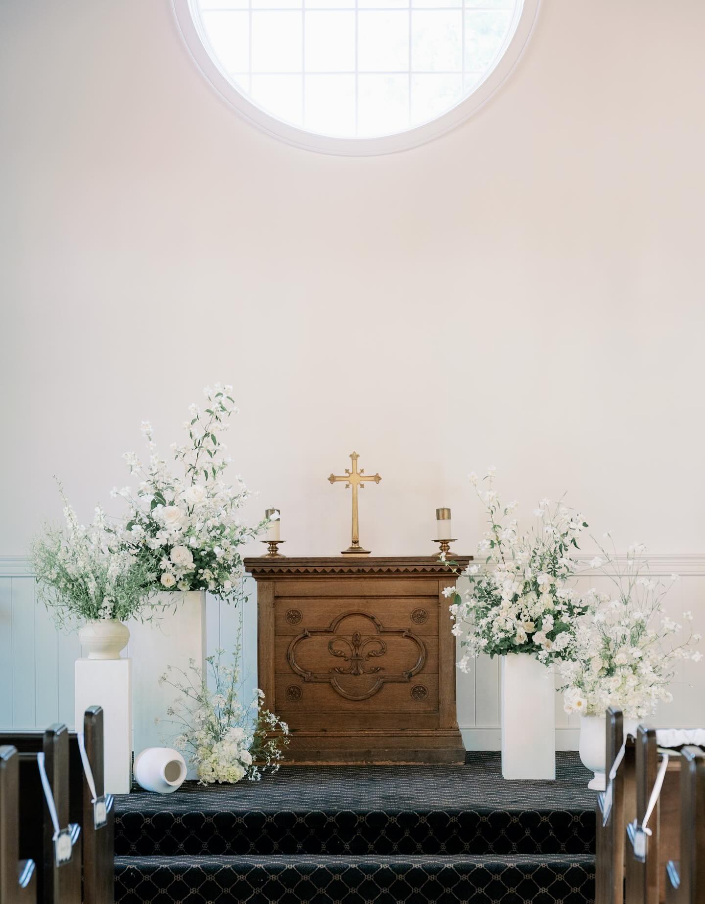 A study in white: Layered blooms, soft movement and a deeper engagement with texture, depth, and shape.
planner: @crystal_petalsandpearls
photographer: @daybreakstudiosco
venue: @thedoctorshouse