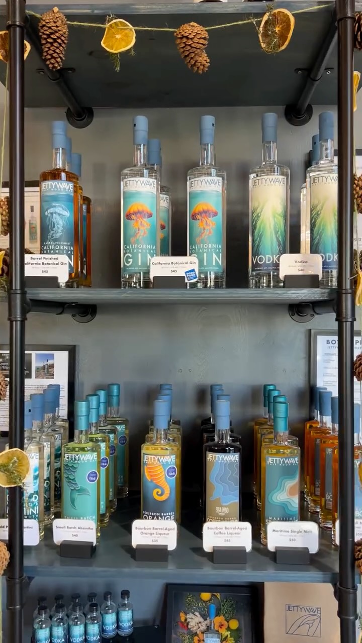 Feeling festive? We’ve put the finishing touches on the place! Celebrate at Jettywave this weekend, we’re open today 12-8pm, catch us today before the boat lighting festival! 🛥️🎣🎄
#christmas #christmasdecorations #jettywave #christmasgin