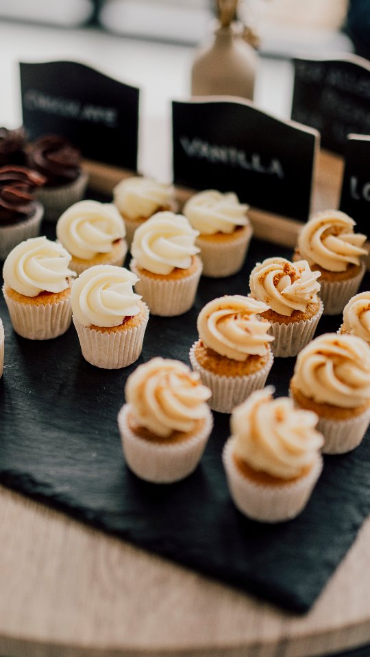 Do you know the science behind the myths?
To wrap or not to wrap, that is the question.
There are conflicting views out there about whether you should be wrapping your cakes hot out the oven, or waiting until they are fully cooled before you wrap them.
Well here is the actual science behind it
Let us know in the comments what you think?
#cakedecorating #caketips