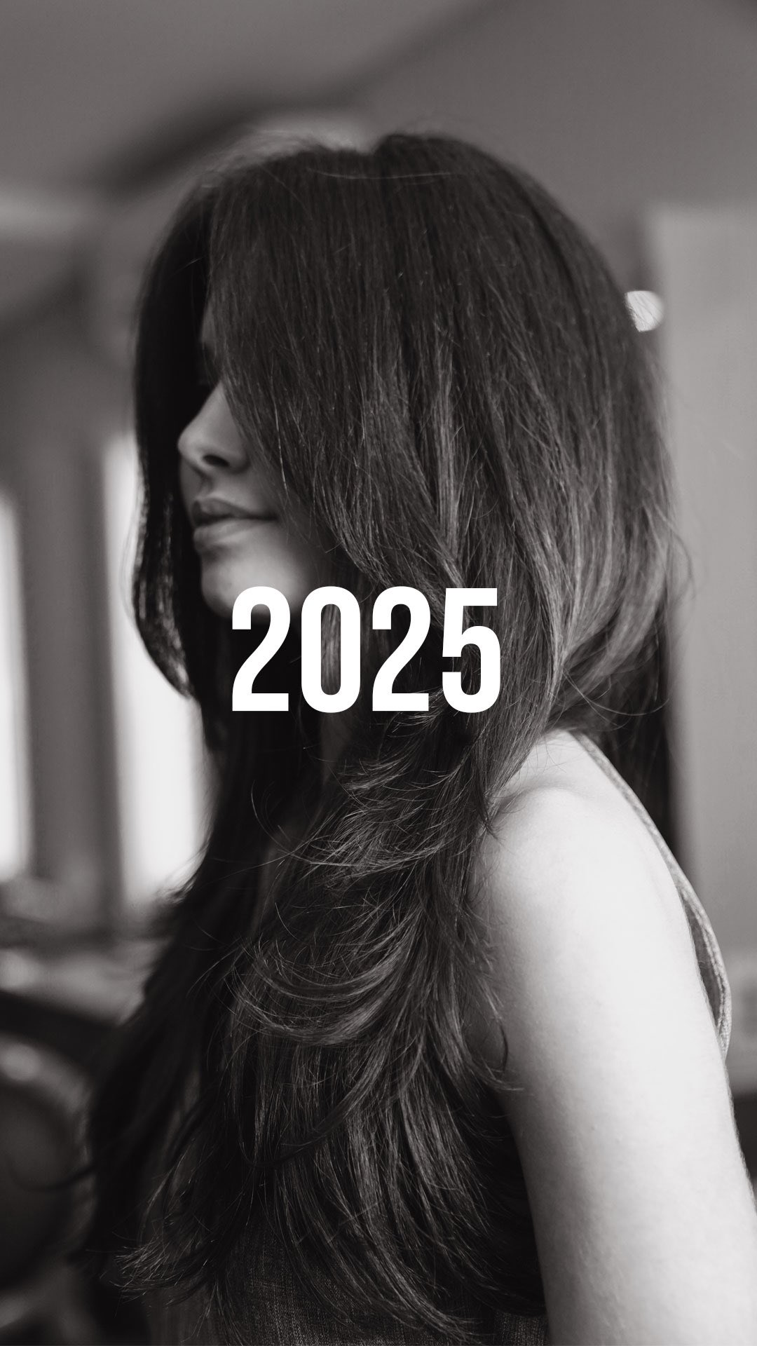 A vida vem sendo muito generosa com a gente.
2025 foi um ano perfeito, não podemos reclamar de nada, foi realmente o ano mais incrível das nossas vidas.
E tudo isso se deve à tantas mulheres que escolheram o Rafa para deixar seu cabelo mais lindo com o corte.
Foram tantas mensagens, tantos agendamentos, tanta gente satisfeita com o novo cabelo, que as vezes que nós erramos em alguma coisa, ficou muito pequeno.
Que as conquistas e as bençãos sejam infinitas na vida de vocês, que nos abençoaram tanto esse ano. Muito obrigado por tudo.
Todo o esforço é feito para a pessoa que está de frente para o espelho, sempre.
Nos vemos em 2026.
bjs, Rafa e Lu