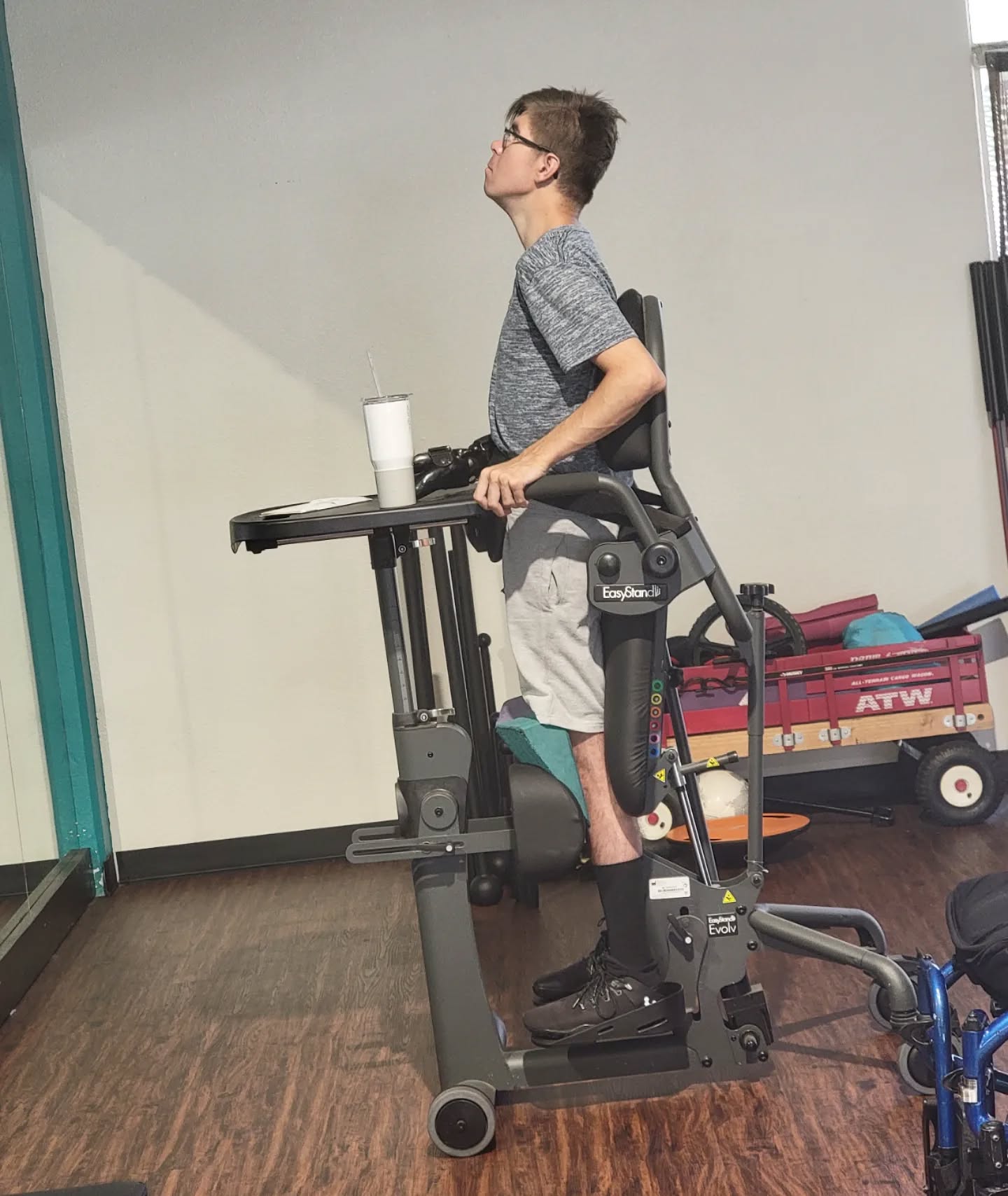 What happens in our one-on-one sessions is only a TINY part of our clients lives. In reality the real changes happen when your off our clock living life.
Our boy @alex.bish.33 has made insane progress lately which we can't take credit for... here he is pre-session working some cervical spine CARs (controlled articular rotations) WITHOUT any cuing from Jax. This boy has got internal motivation and cuing in all the right ways.
Keep at it Alex. So so proud of you 💪🤩
.
.
.
#cerebalpalsy #neurophysicaltherapy #neuropersonaltraining #neurorehab #cpawareness #communityintegration #sciawareness #wheelchairaccessible #strokeawareness #strokerehab #traumaticbraininjuryawareness #tbiawareness #tbirecovery #tbirehab #musculardystrophy #musculardystrophyawareness #fallprevention #ataxia #ataxiaaawareness #cp #sci #ms #autism #autismawareness #stroke