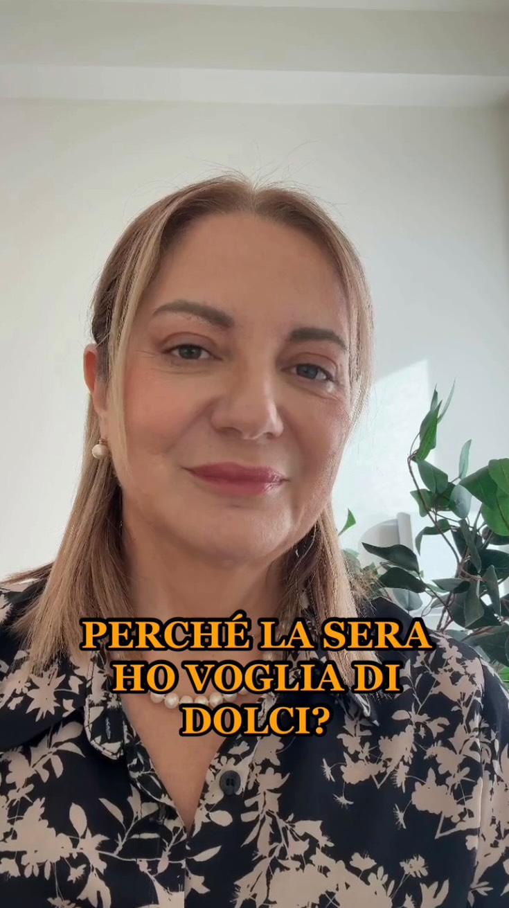 La voglia di dolce di sera non è mancanza di disciplina: è regolazione biologica.
Quando il cortisolo scende, il sistema nervoso è stanco e la glicemia è instabile, il cervello cerca qualcosa che calmi e dia energia rapida.
E gli zuccheri sono la scorciatoia perfetta.
È il mix “perfetto” che crea il craving:
• vago basso
• grelina alta
• leptina bassa
• reward system più sensibile dopo le 20
• oscillazioni glicemiche nel tardo pomeriggio
Non è fame vera: è un segnale del Sistema Nervoso Autonomo.
E lavorare su respirazione, cena, gestione serale dello stress e micro-biohacks quotidiani cambia tutto.
È fisiologia, non forza di volontà.
#vogliadidolce #cravingserale #regolazionesna #sistemaNervosoAutonomo
#cortisolosera