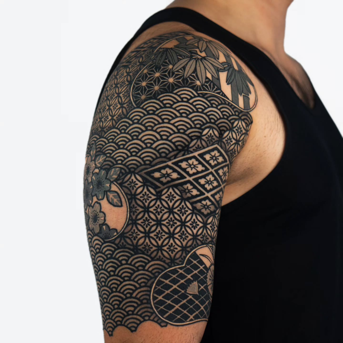 Healed pictures for this upper arm Japanese kimono geometric patterns tattoo using black and opaque grays.
Japanese geometric tattoos Oakland California bay area
.
.
.
.
.
#japanesetattooart #japanesetattoo #kimonopattern #bayareatattoo #californiatattoo