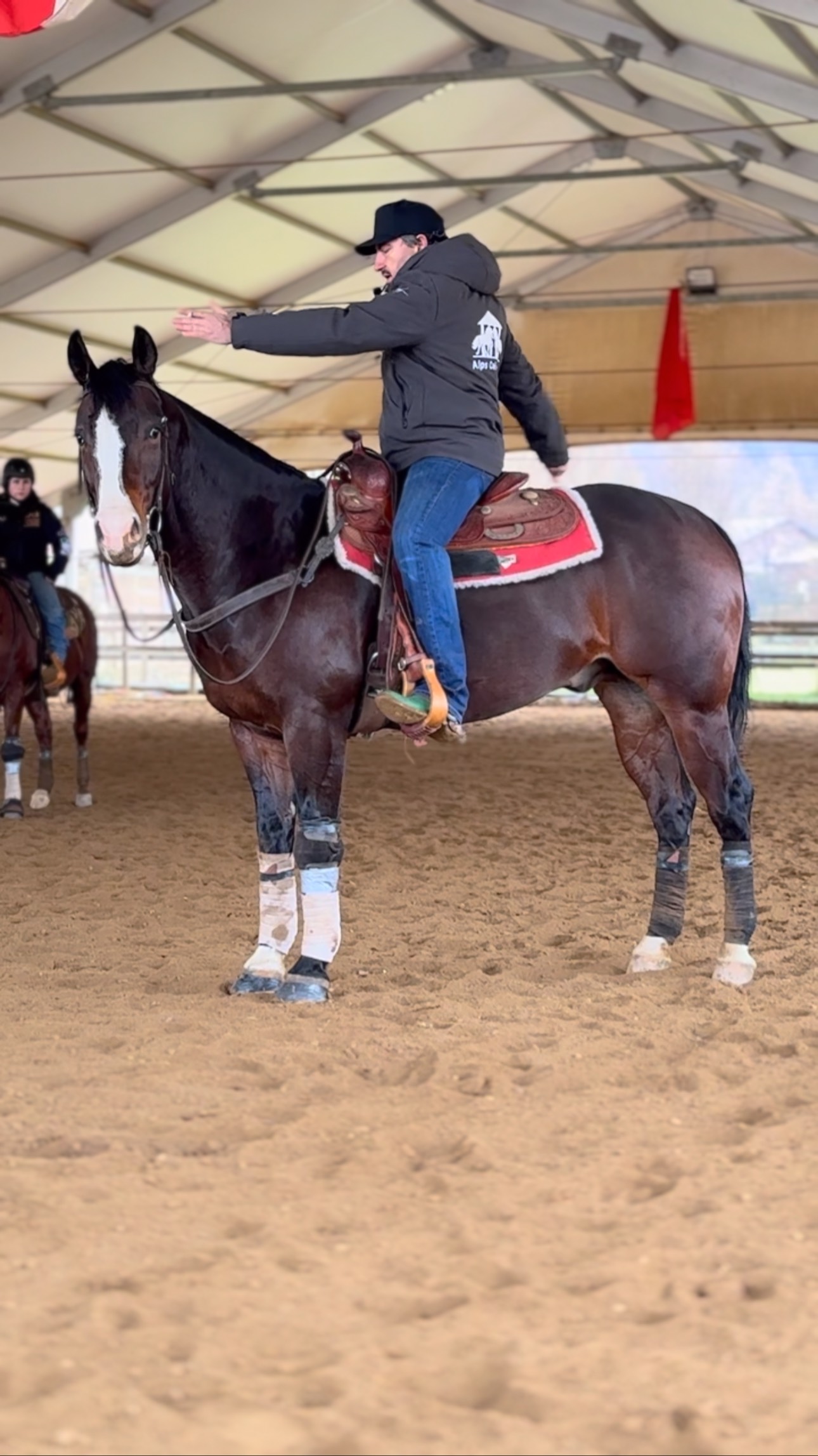 🐢🐢🤠 Un fantastico primo giorno di clinic con @massignan_p.h alla @scuderia_san_quintino
Una giornata intensa, fatta di ascolto, connessione e vera comunicazione tra cavallo e cavaliere.
Con Stefano Massignan il lavoro va ben oltre la tecnica:
si entra nel timing, nella sensibilità, nell’energia e nella presenza.
Capire quando intervenire e quando lasciare spazio al cavallo fa davvero la differenza.
Ogni esercizio diventa un dialogo.
Ogni cavallo viene visto, rispettato e accompagnato nel suo percorso.
Un primo giorno che crea basi solide
e apre nuove prospettive per il lavoro che seguirà.
#primogiorno #clinic #horsemanship
#StefanoMassignan