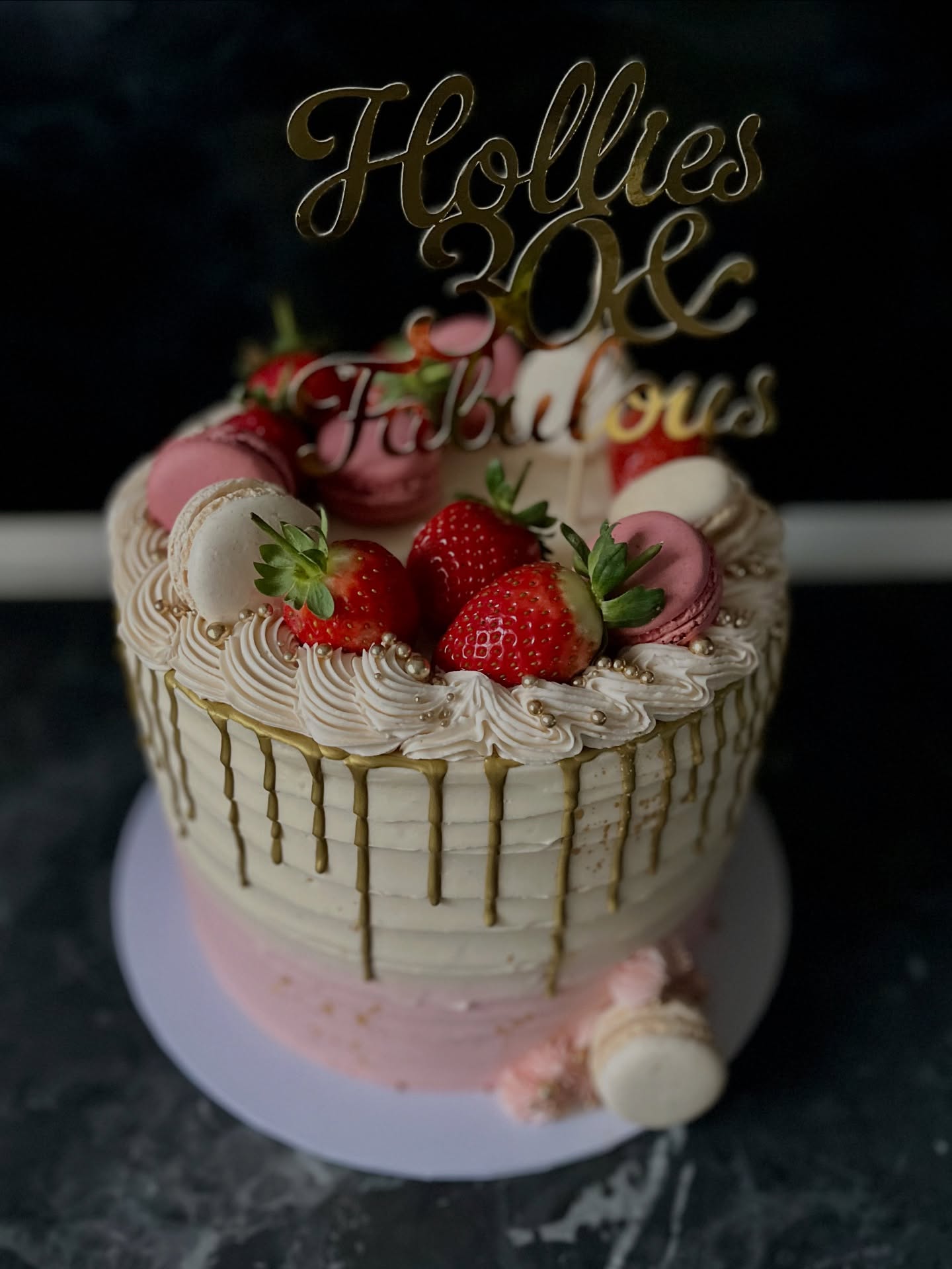 30 & Fabulous 🍓
.
.
.
#bakeit #bakersofinstagram #buttercreamcake #cakedecorator #cakecakecake #cakedesign #cakeart #cakesofig #cakedecorating #cakesofinstagram #30thbirthday