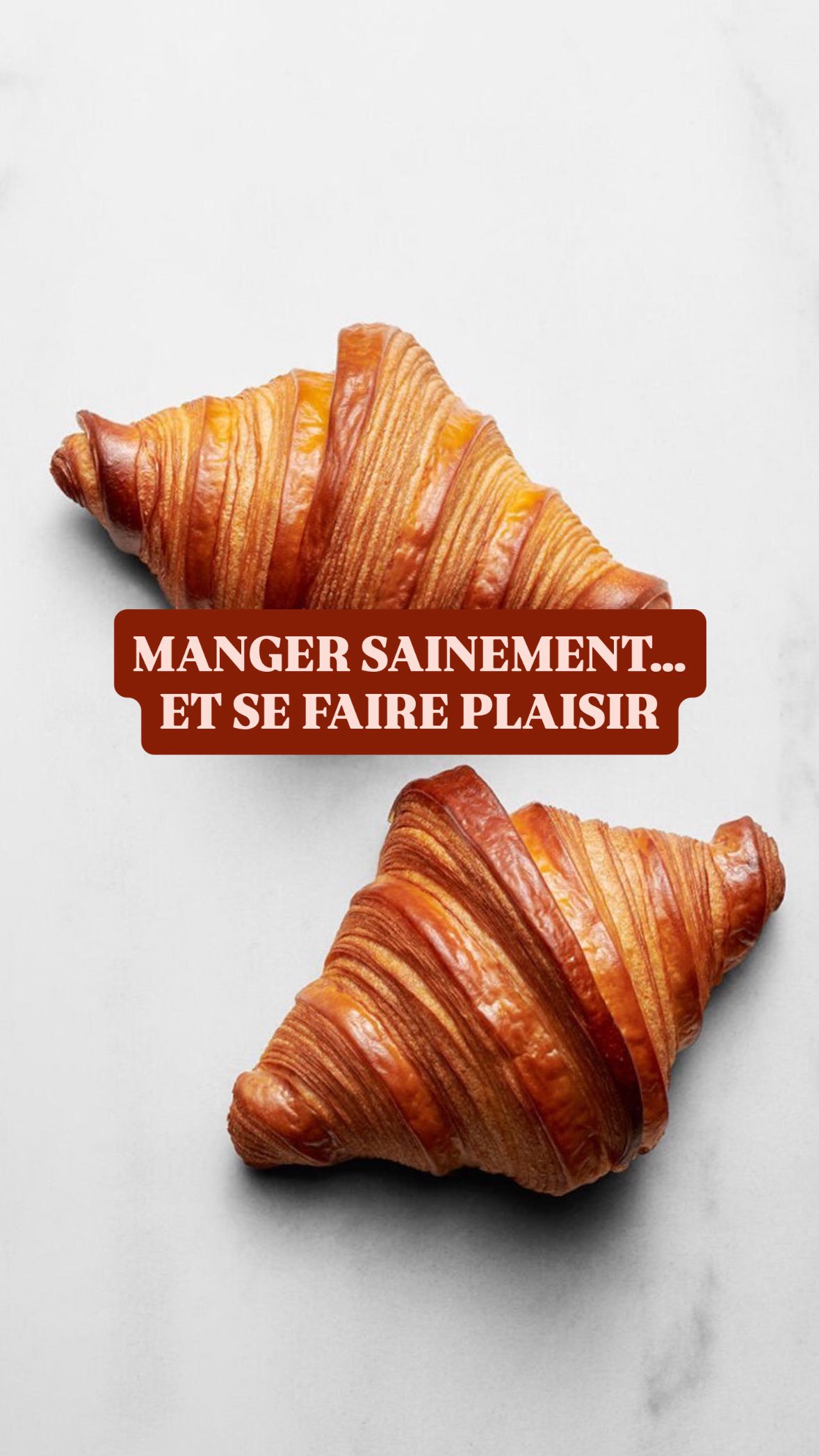 Trop stricte? Ce n’est pas la bonne stratégie.
Qui n’aime pas un délicieux croissant chaud ou un gâteau fondant au chocolat ou encore des pâtes fraîches italiennes?
Mon mari doit faire très attention à santé. Il a des gènes qui ne lui permettent pas de faire trop d’écarts. Il fait du sport, il mange keto, il dort bien et il essaie de gérer son stress. Et les résultats sont là! Pas de graisse viscérale, pas d’inflammation, une glycémie sous contrôle et de bons résultats sanguins.
De temps en temps il a besoin de lâcher prise. Bien sûre il se fait plaisir avec des desserts keto, mais la il avait envie d’un vrai bon croissant.
Il l’a savouré! Mais dans de bonnes conditions. Il ne s’est bien dit tout est foutu… j’ai foiré… il est revenu tranquillement dans son programme.
Moi mon péché mignon c’est aussi un bon croissant ou des frittes de patates douce.
Vous c’est quoi? Vous en profites ou vous culpabilisez?