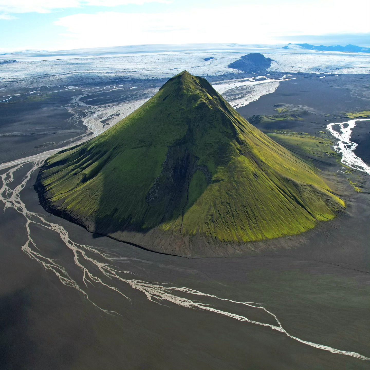Iceland 🇮🇸
- Mælifell -
Située au beau milieu du desert de sable noir du Mælifellssandur, la pyramide verte du Mælifell ⛰️ offre un contraste saisissant 😲
En arrière plan, l'immense calotte glaciaire ❄️ du Mýrdalsjökull s'étend sur près de 600km2
Pour accéder à ce paysage tout droit sorti d'une autre planète, il faut emprunter l'une des plus belles et plus longue piste d'Islande, la F210 🚙
.
.
.
.
.
#iceland #iceland🇮🇸 #visiticeland #icelandphotography #iceland_photography #icelandroadtrip #icelandnature #icelandicnature #traveliceland #guidetoiceland #exploreiceland #icelandsecret #icelandscape #icelandadventure #iloveiceland #discovericeland #icelandexplored #southiceland #southiceland🇮🇸 #visitsouthiceland #landscapephotography #wonderful_places #discovernature #roamtheplanet #discoverearth #awesome_earthpix #beautifuldestinations #mælifell
#maelifell #icelandichighlands