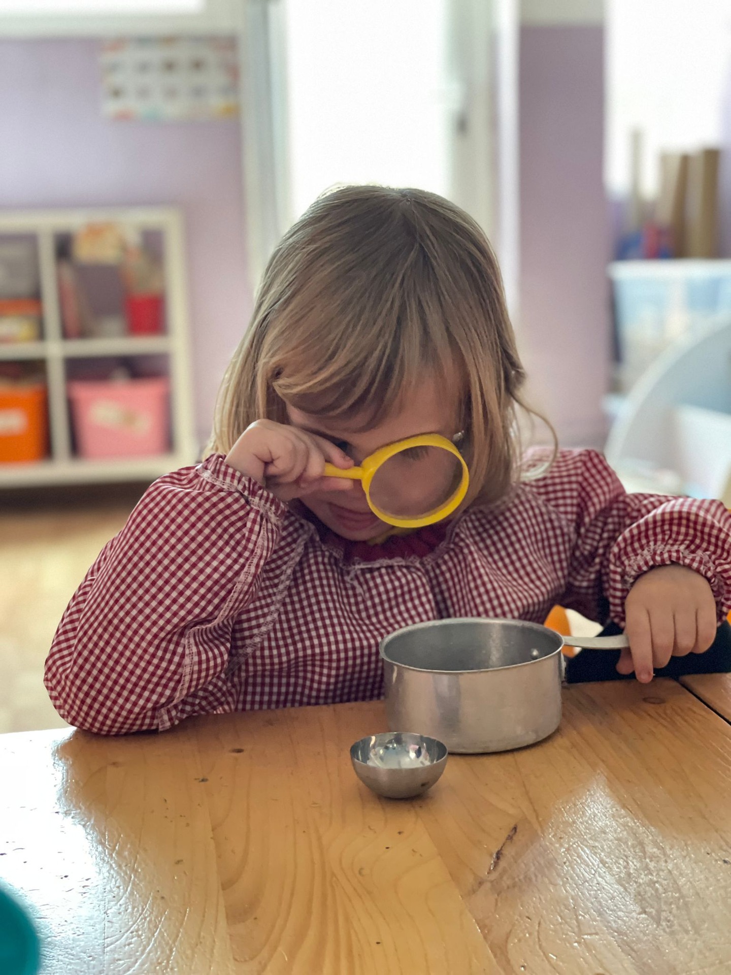 A l'ambient científic experimentem fent transvasaments, utilitzem les pipetes i amb les taules de llum fem creacions amb peces sensorials.
💚💚💚
#EsperitPiaget
#PassioPerlEscola
#SomEscola