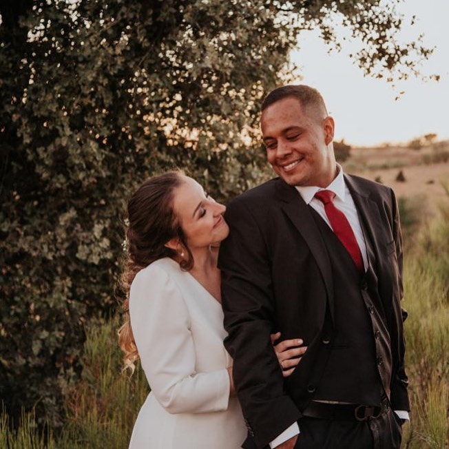 Miradas sinceras se convierten en un puente entre dos almas. #miradas #amor #pareja #novios #bodas2022 #marriages #weddingphotography #fotosgrafosdebodamadrid #fotografosdebodas #sesionboda