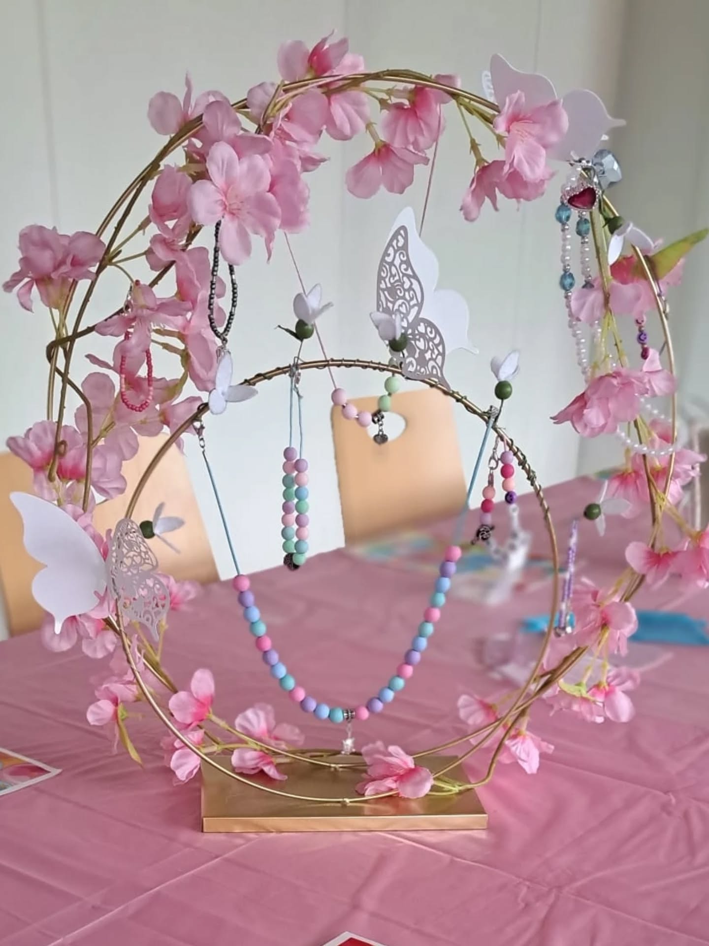 Nous avons eu le plaisir d'organiser l'anniversaire de Laura 🎂
Thème bijoux, après un moment de fête à danser et s'amuser ! Les filles ont passé un agréable moment à confectionner des jolies bracelets ainsi que des colliers.
#caose #anniversairebijoux #celebration #anniversaire #anniversaireenfant