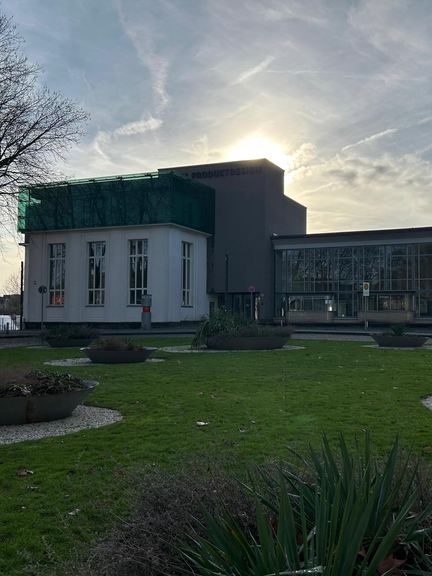 Es wird heller am Alten Bahnhof💡🏙️
Die vorgestellten Pläne zur Neugestaltung des alten Solinger Bahnhofs bieten großes Potenzial für unsere Stadt. Das Grundkonzept ist überzeugend und kann ein wichtiger Impuls für das Quartier werden.
Gleichzeitig bleiben nach der Infoveranstaltung und der Berichterstattung wesentliche Fragen offen.
Genau hier setzt die SG zukunft. an. Wir möchten Prozesse verständlich machen und Transparenz schaffen. 🧡
Nach wie vor bestehen Zweifel am Ablauf des Ausschreibungsverfahrens.
Mehrere Interessenten konnten ihre Konzepte offenbar nicht voll einbringen und die einzelnen Schritte sind bislang nicht ausreichend nachvollziehbar dargelegt.
Unverständlich ist zudem, dass der Hauptmieter, die Bergische Universität Wuppertal, nicht in den Prozess eingebunden wurde. Gerade dieser Lehrstuhl ist ein wichtiger Standortfaktor für Solingen und wird von der lokalen Industrie unterstützt.
Auch die Grundlagen der Wertermittlung sind bisher nicht transparent. Eine klare Kaufpreisstruktur und nachvollziehbare Bestandteile fehlen!
So gut die Idee ist, in der Umsetzung fehlen derzeit verbindliche Meilensteine und ein realistischer Zeitplan. Genehmigungszeiträume bis Anfang 2027 sind nicht akzeptabel und sicher nicht im Sinne der Investoren.
👉 Uns geht es nicht darum, Projekte zu verhindern. Uns geht es darum, Entscheidungen offen, sauber und nachvollziehbar zu machen.
Denn: Transparenz schafft Vertrauen und ist die Grundlage für eine Stadtentwicklung, die von der Stadtgesellschaft mitgetragen wird. 🤝🧡
#SGzukunft #solingen #alterbahnhof #stadtentwicklung #transparenz