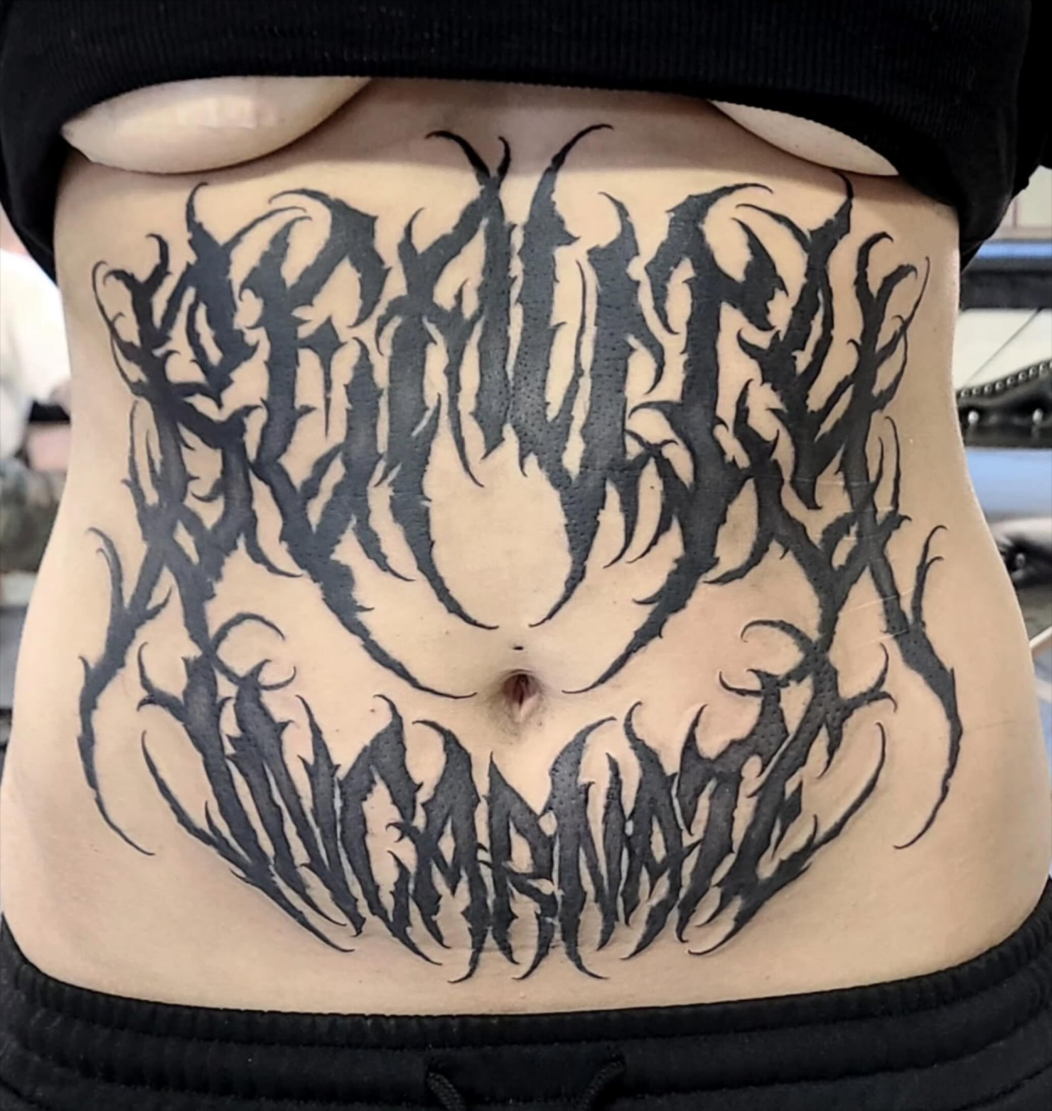 Super tough metal lettering belly rocker made by @heathen_tattooer
#metal #darklettering #pnw #tattoos #cascades