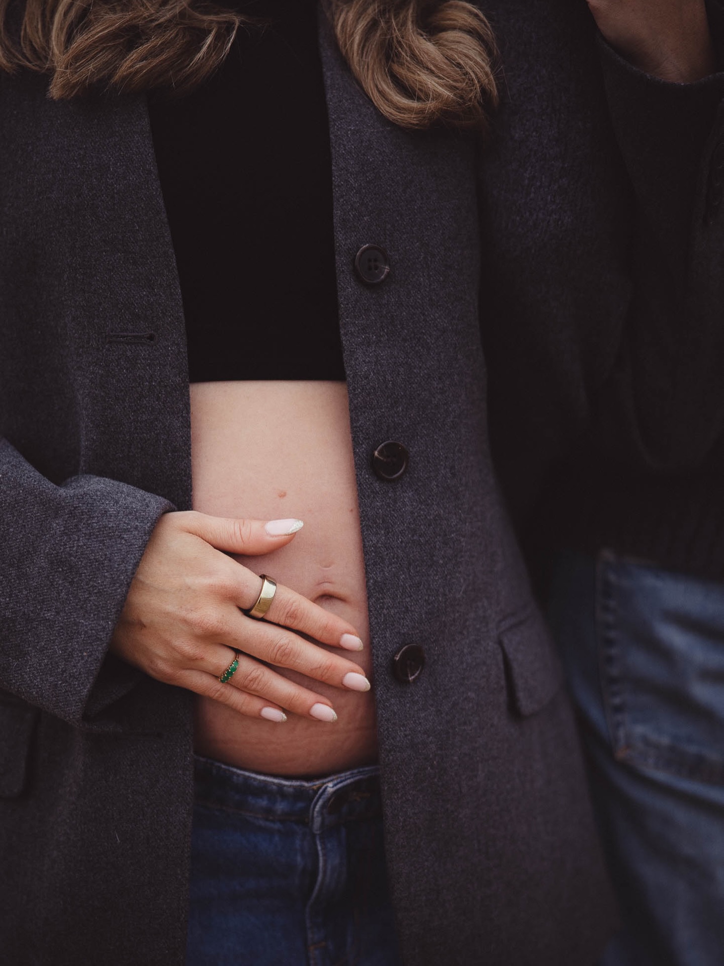 Black and grey bringing aaaalll the gorgeous, dramatic vibes to this winter beach maternity session 🖤