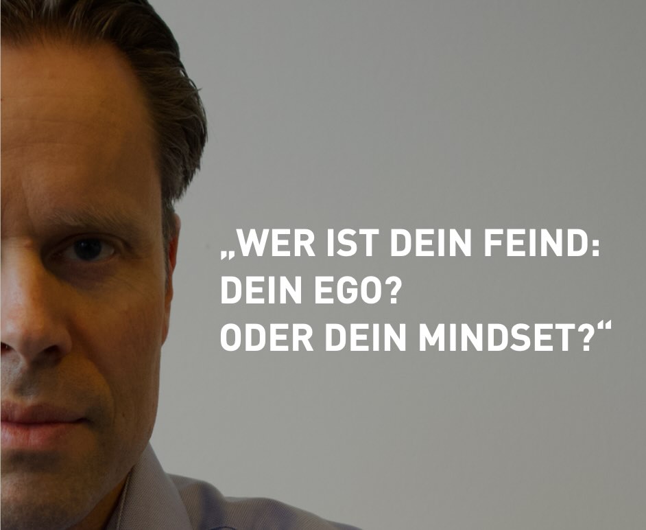 „Wer ist dein Feind: dein Ego? Oder dein Mindset?“
Kennen Sie das Buch „The Ego Is the Enemy“ von Ryan Holiday? Absolute Leseempfehlung – gerade in Zeiten, in denen Personal Brands im Business immer wichtiger werden.
Und Selbstdarstellung in allen Kanälen inflationär explodiert.
Was mich dabei immer wieder erstaunt: Wie schwer sich manche Manager:innen mit echter Selbstreflexion tun.
Controlling ist im Business selbstverständlich – sollte aber auch für die eigene Wirkung und Performance gelten.
Positionierung: ja.
Flagge zeigen: unbedingt.
Aber wenn Selbst- und Fremdwahrnehmung weit auseinanderliegen, wird Selbstdarstellung schnell zur Selbstdemontage.
Egal ob Business Brand oder Personal Brand. Marken sind starke Verhaltensdeterminanten – positiv wie negativ.
Ich sage daher in Anlehnung an Holiday immer wieder:
Der größere Feind ist oft nicht das Ego, sondern das eigene Mindset.
Nicht Markt. Nicht Konkurrenz. Nicht Konjunktur.
Nicht Mitarbeitende. Nicht Vorgesetzte.
Nicht Change.
No – it’s you. It’s your mindset.
Paradox finde ich, dass Organisationen Millionen in Strategien investieren, aber kaum am Mindset von Eigentümer:innen, Management und Teams arbeiten.
Dabei liegt genau hier der größte Hebel.
Organisationen sind nur so erfolgreich wie die Menschen, die in ihnen handeln.
Mein Impuls für das neue Jahr: Zwei Trägerraketen zünden.
🚀 Organisation 2030 – offensiv gedacht, nicht defensiv.
🚀 Mindset – Mission, Vision, Kultur, Werte. Also das Mindset Ihrer Organisation, Ihrer Führungscrew, ihres Teams, Und ganz vorne: Ihr eigenes.
Zündet keine Rakete → Stillstand.
Zündet nur eine → instabiler Kurs.
Erfolg entsteht nur, wenn beide gemeinsam Schub geben.
Machen Sie Nägel mit Köpfen.
Nicht irgendwann. Jetzt.
Worauf warten …? Do it.
Keynotes · Keyshops · Workshops · Seminare
➡️ Schreiben Sie mir einfach.