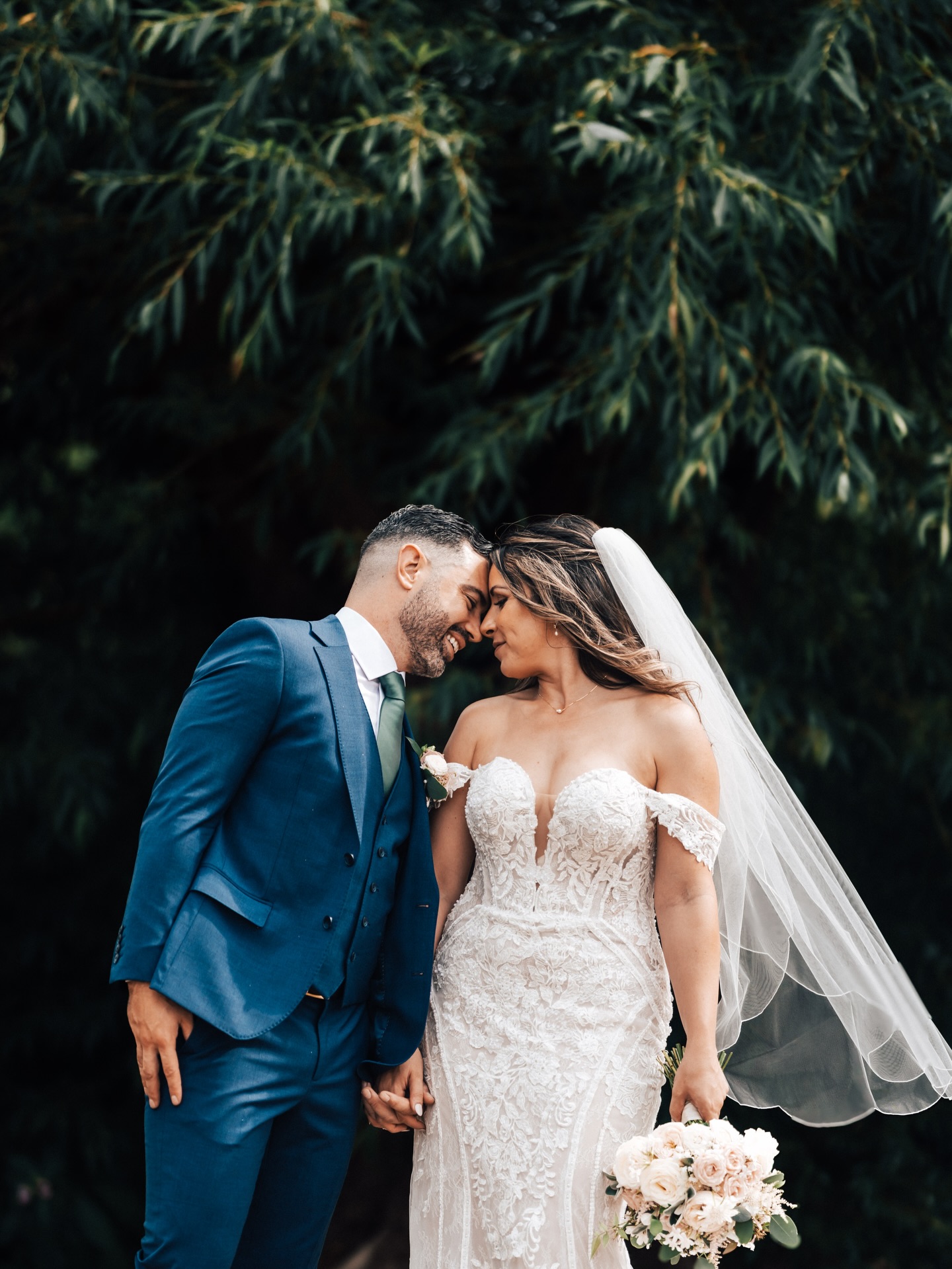 N E W L Y W E D S
From the just-married confetti moment, to quiet glances, candlelit dinner and golden hour magic…
Sophie & Rémi‘s day was full of feeling from start to finish.
Thoughtfully planned, beautifully paced, and completely centred on what mattered most: the people, the moments, and the atmosphere.
One of those weddings that stays with you long after the day itself.
Photographer: @jamesfearphotography
Stylist @scarlettroseevents
Flowers: @bluebelleflowers
Venue: @pristonmill
#PristonMillWedding #somersetwedding
#ukwedding #weddinginspiration #justmarried