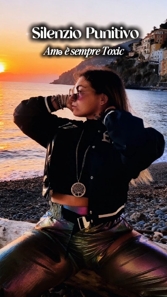 💜 𝑰𝒏 𝒒𝒖𝒆𝒔𝒕𝒐 𝒅𝒊𝒔𝒄𝒐𝒓𝒔𝒐
non c’è solo scienza, studi e teorie.
C’è tanta esperienza vissuta.
❤️🩹Per gran parte della mia vita ho subito il silenzio punitivo da parte delle figure di riferimento.
A un certo punto ho letteralmente vomitato tutto ciò che avevo dentro:
un’esplosione di rabbia, frustrazione e poi un pianto disperato.
Non mi sentivo compresa.
E dall’altra parte c’era qualcuno che non era ancora pronto ad affrontare ciò che non funzionava, né nella relazione con me né con sé.
🥹Ho vissuto per anni con quel nodo alla gola.
E ciò che viviamo, se non lo elaboriamo, lo replichiamo.
💔Così ho portato lo stesso meccanismo nelle relazioni amorose:
io soffrivo, ma ero un muro.
Dall’altra parte trovavo un altro muro.
Due ferite che si guardano senza riuscire a parlarsi.
E la comunicazione, così, non può esistere.
🌟Oggi, dopo studio, terapia e un lungo lavoro di comprensione dei miei meccanismi interni, so comunicare ciò che provo.
So anche che non tutti sapranno accoglierlo.
E sì, a volte fa ancora male, perché alcuni muri sono ancora troppo alti.
🌹Ma una cosa oggi mi è chiara:
le relazioni sane non sono fortuna.
Sono una costruzione.
E insieme significa questo:
che entrambi abbiano la volontà di edificare, non di distruggere.
✨Ed ecco perché è importante capire chi vuole veramente essere soggetto del nostro sguardo e tenta in tutti i modi ricambiare quest'ultimo in uno scambio reciproco di attenzione e cura.
AkaliDisequilibrium NutriamociDiVita Disequilibrium RelazioniSane Sguardo Reciprocità Dialogo Comunicazione Empatia CrescitaPersonale