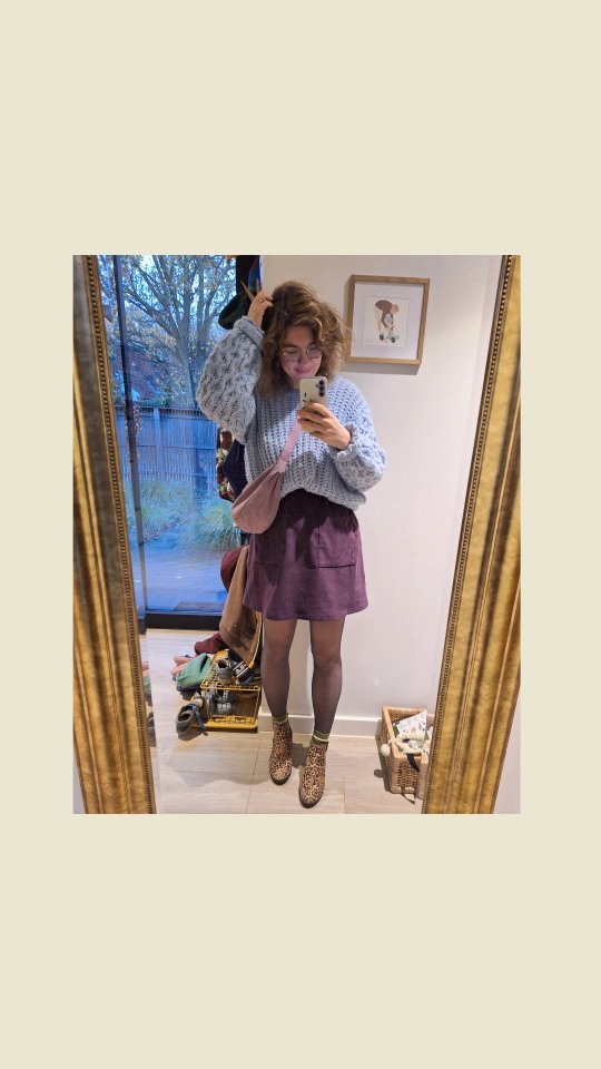 Ik spring even op deze trend 🫣
(Oh en dit gaat om omzet, geen winst 😅)
2025 was het jaar van ontdekken wat ik leuk vind en zo veel mogelijk uitproberen: wat werkt (voor mij) en wat niet?
Tweedehands naaipakketjes, e-books, workshops, geüpcyclede stuks, een tv-performance 😂, een project met tweedehands kaders. Allemaal met wisselend succes.
Het voordeel? Ik kan binnen deze onderneming volledig mijn goesting volgen.
Het nadeel? Geen stabiel inkomen. Al is dit voorlopig niet de bedoeling. Het moet leuk blijven (én ik werk nog in loondienst gelukkig 😅).
Uiteraard hoop ik dat deze onderneming genaamd Moetie mij brengt tot nog meer samenwerkingen (waar ik achter sta, niet onbelangrijk) en kansen en mischien zelf wat extra inkomsten? Ga daar niet onnozel over doen, zou naaaais zijn🤞🏼
Bel mij hé.
Of neen, mail maar. Ik ben tenslotte een millenial.
***
Ik ben Mona en deel al mijn duurzame tips en tricks in mijn downloadbare tweedehands gidsen én inspireer graag met tweedehands en zelfgemaakte outfits 💚♻️