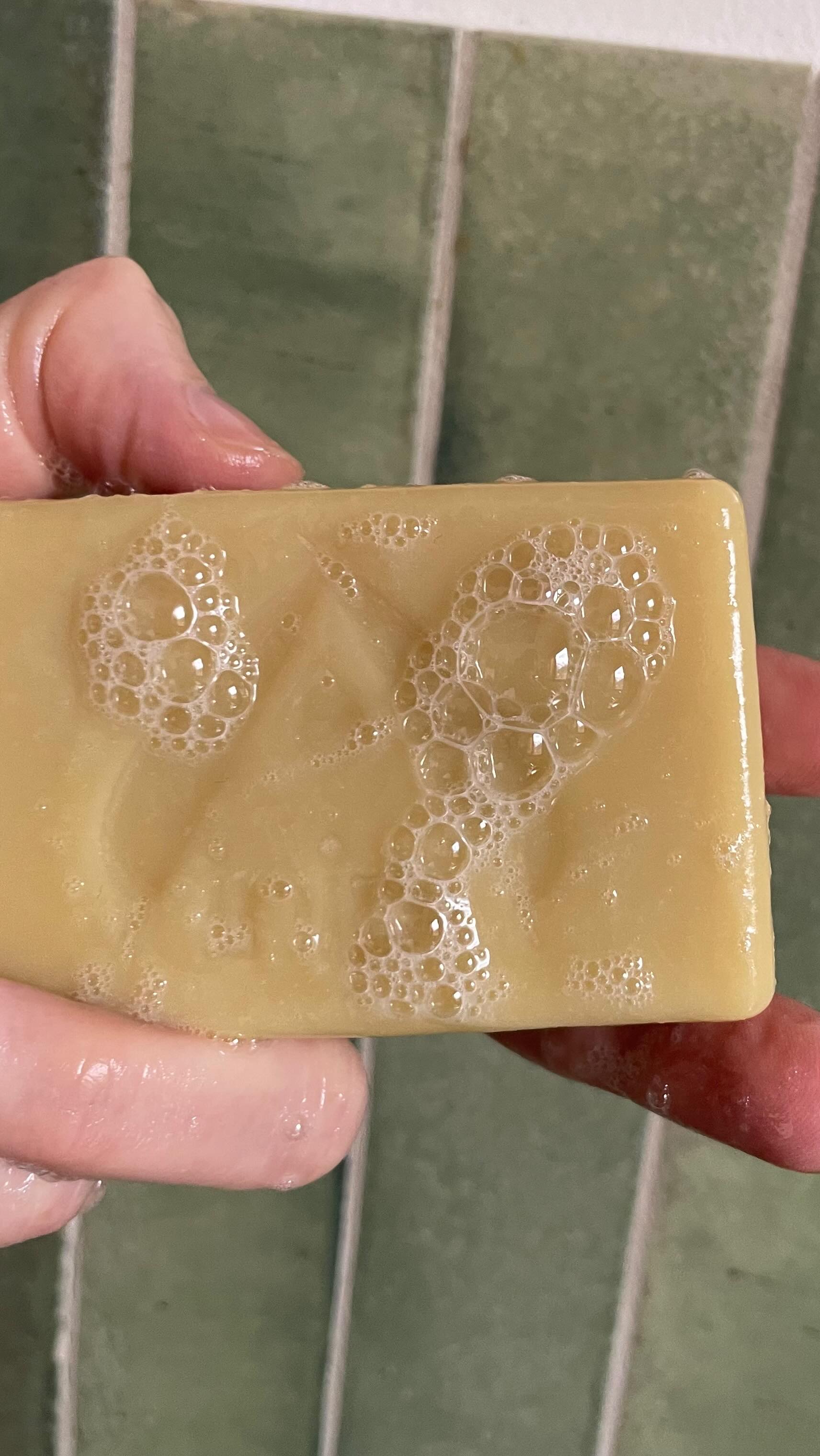 Dans ce savon, il n’y a pas que de la mousse. Il y a tout le chemin qui y mène…☀️☀️☀️
#savonnerieinipi #cosmetiquenaturelle #savon #cosmetiquebio #soinnaturel #savonnaturel #savonartisanal #savonbio #soinnaturel #alpes