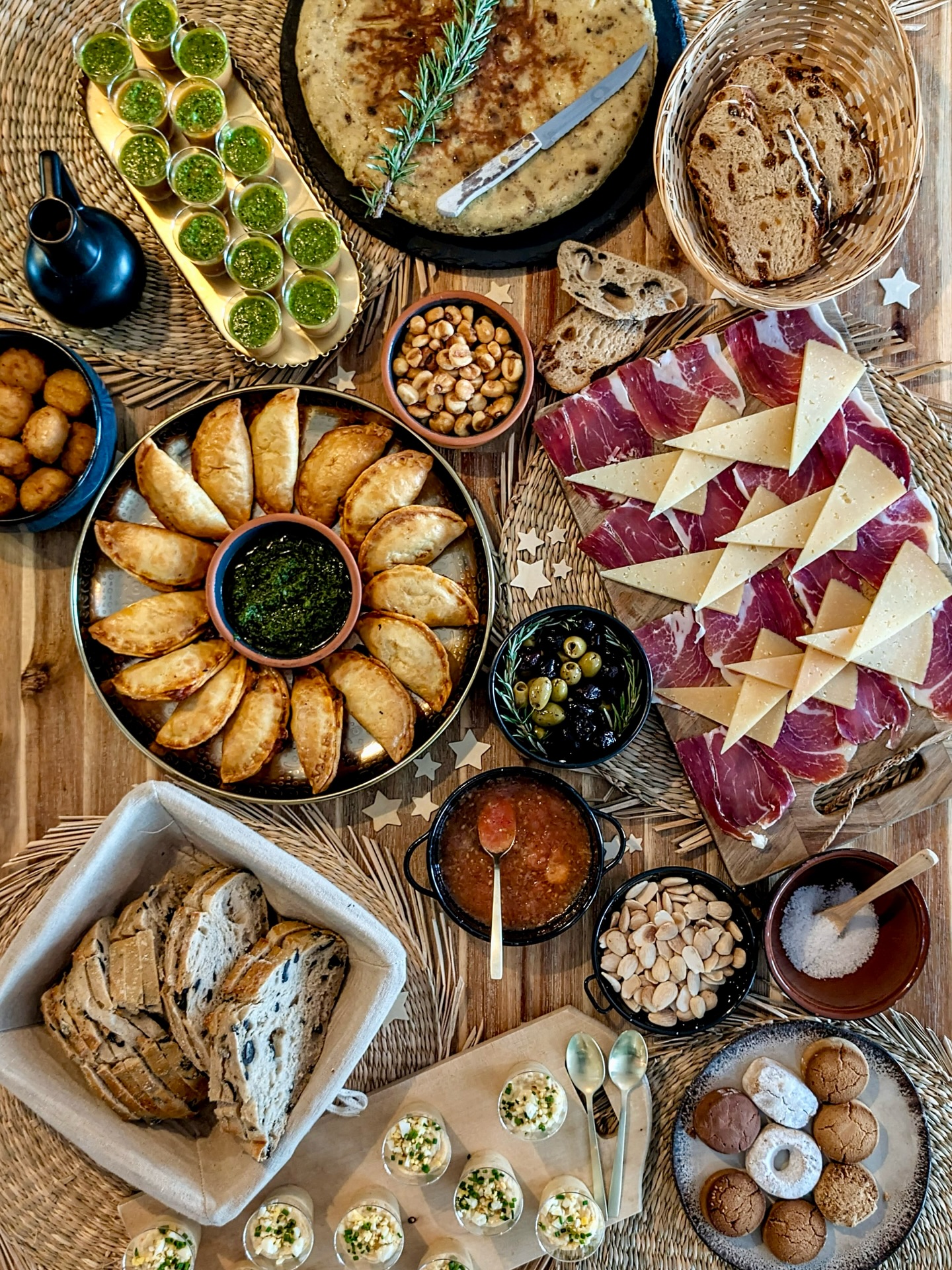 ⭐️ NOS TAPAS STARS ⭐️
🥓 Croquetas de jambon ibérique
🥟 Empanadas bœuf & fromage
🥔 Tortilla traditionnelle
🫙 Verrines de salade russe
🍅 Verrines de gazpacho revisité
🧀 Manchego
🥓 Jambon ibérique
Un buffet tapas pour votre événement, ça vous dit ?
📍 traiteur événementiel à montpellier
🇪🇸 spécialités espagnoles
#traiteurmontpellier #evenementmontpellier #traiteurevenementiel #tapasespagnoles #cocktaildinatoire #gastronomiespagnole #foodmontpellier #montpellierfood #eventfood #receptionprivee #evenementprofessionnel #suddelafrance #occitaniefood