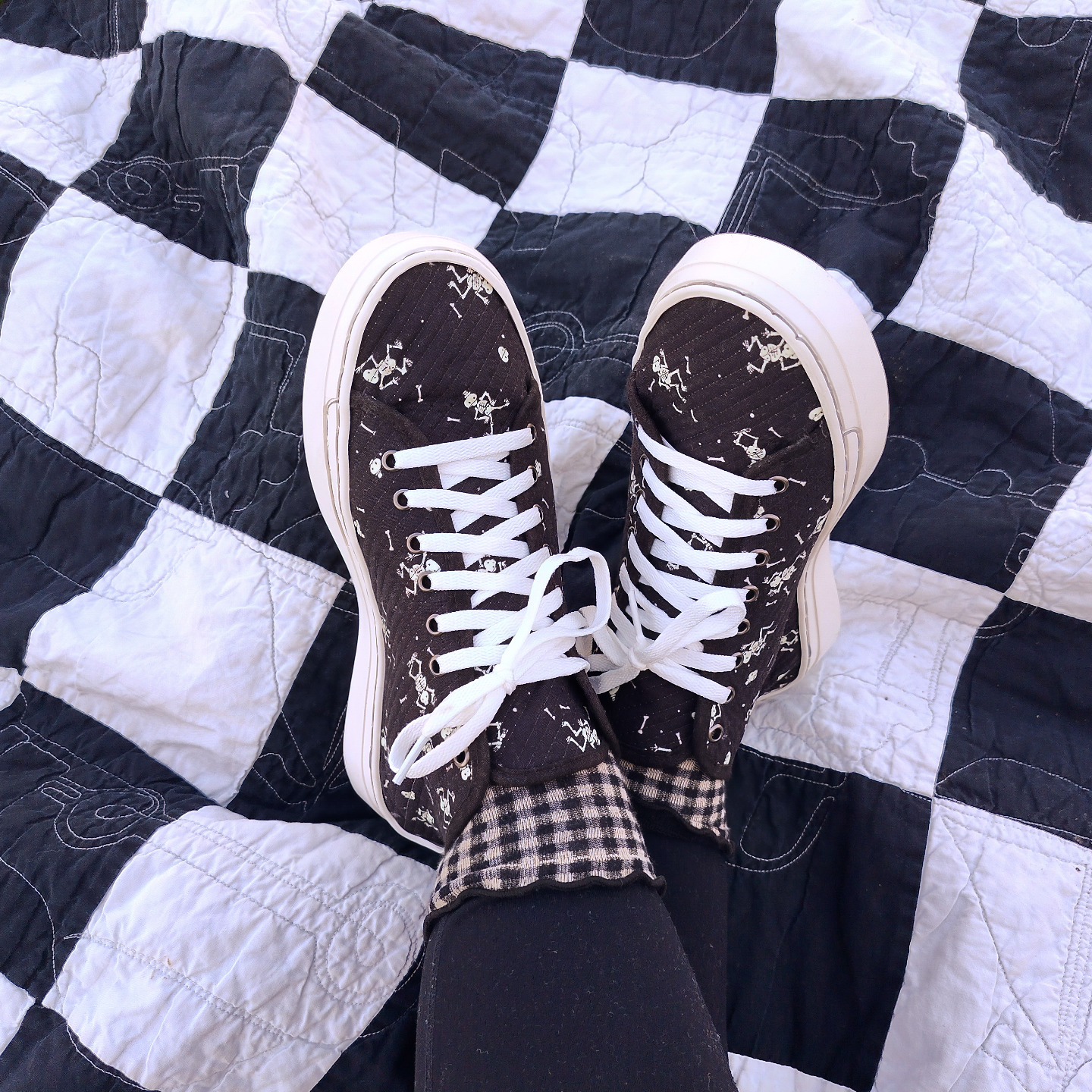 These shoes have quickly become my entire personality after my weekend workshop with @saltlakemqg and @kelliesmith1966 🙌🏼
They're something that I thought I could do in ✨theory✨, but reeeeally needed the social push of a workshop to initiate... I may have waited until the night before to quilt the fabric 😅
#quiltedsneakers #memade