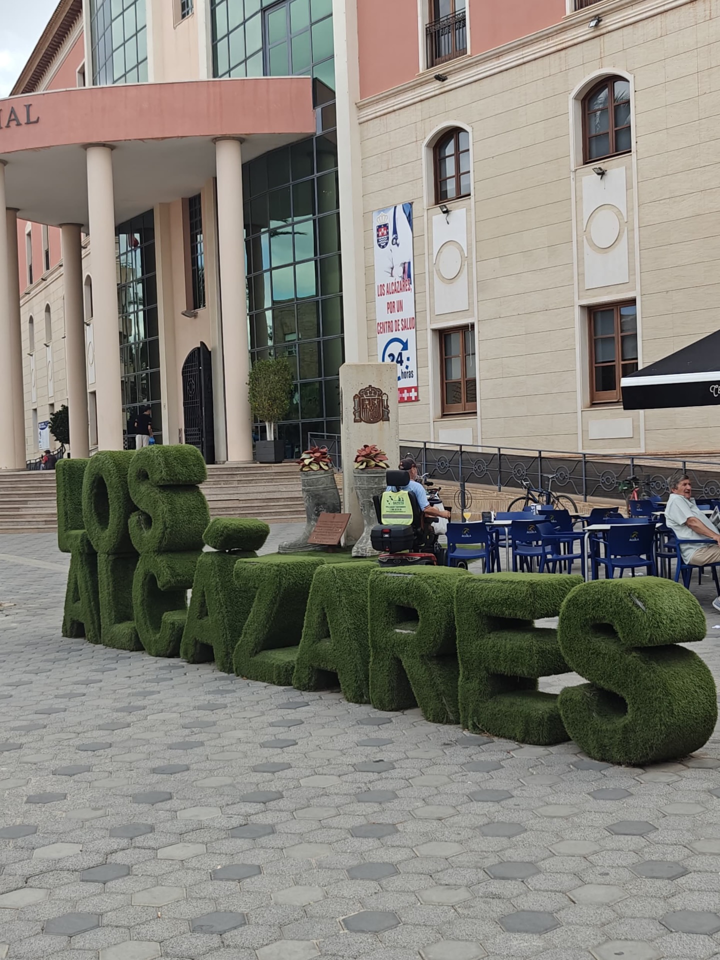 Los Alcázares herbergt een opmerkelijke verzameling muurtekeningen die zowel de lokale bevolking als bezoekers fascineren.
De lokale kunstenaars en inwoners hadden het verlangen om de stad te verfraaien en een gevoel van gemeenschap te creëren, daardoor werden o.a. de saaie muren omgetoverd tot levendige kunstwerken om de straten op te vrolijken en de identiteit van de stad weerspiegelen.
Elke muurschildering in Los Alcázares heeft zijn eigen unieke stijl en thema. Een ontspannen wandeling maken door de straten van Los Alcázares en de muurschilderingen bewonderen? Je kan de roude vinden bij de dienst toerisme en online!
Ze