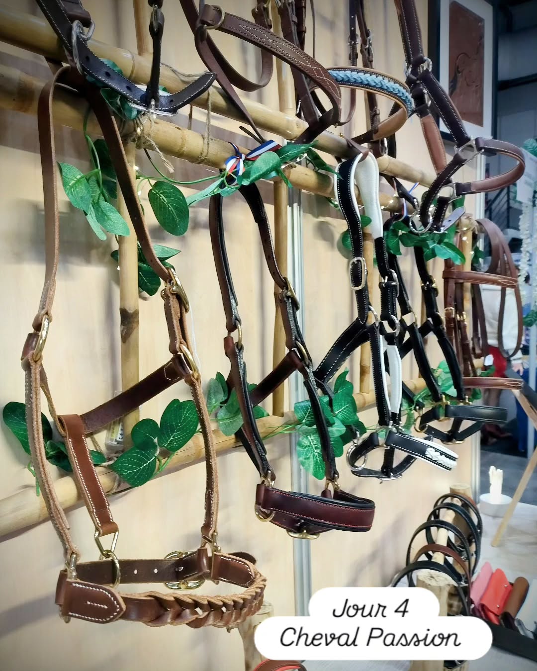 Jour 4 de Cheval Passion ✨
Pour moi, être présente sur un salon comme Cheval Passion, c’est un choix.
Celui de défendre le fait main, le temps nécessaire, et le respect de la matière.
Des valeurs qui m’accompagnent chaque jour à l’atelier.
Envie de discuter de ces valeurs venez me voir au Hall C stand C-15 😁
#latelierduharas #salonchevalpassion2026 #valeurs #Cuir #faitmainenfrance🇫🇷