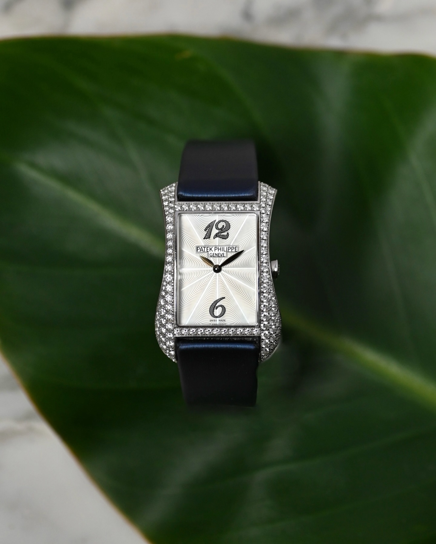 Live. An exceptional white gold Patek Philippe Gondolo, reference 4972.
The unusually shaped case is delicately set with 130 diamonds and complemented by a spectacular mother-of-pearl dial.
.
.
#patekphilippe #4972 #gondolo