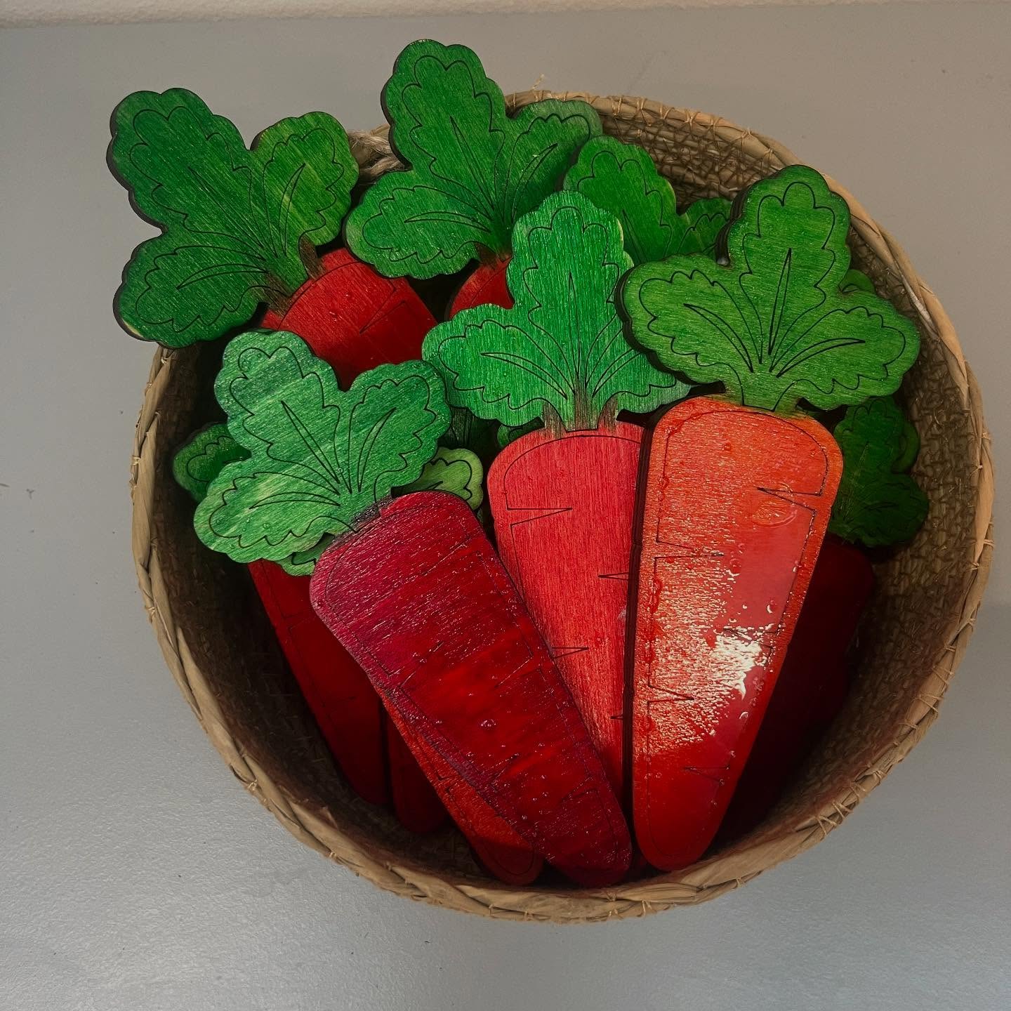 Et lille sneakpeak på nogle af de mange fine ting, som jeg producerer til et stort læringsrum med kæpheste, hestefold og stald. Glæder mig til at vise endnu mere♥️🐎
Jeg har skåret gulerødder og rødbeder i 5mm birkefiner og lavet skilte ud af bagplader fra skabe - fundet i storskrald.
Eleverne er allerede glade for stedet, så det bliver fantastisk at se dem bruge det, når det er helt færdigt og alle detaljerne er kommet på plads🙏👏🤩
#kæpheste #fællesprojekt #specialskole #læringsrum #bæredygtigt #lasercut #birkefiner #detailsmatter @kreativ_med_teknologier