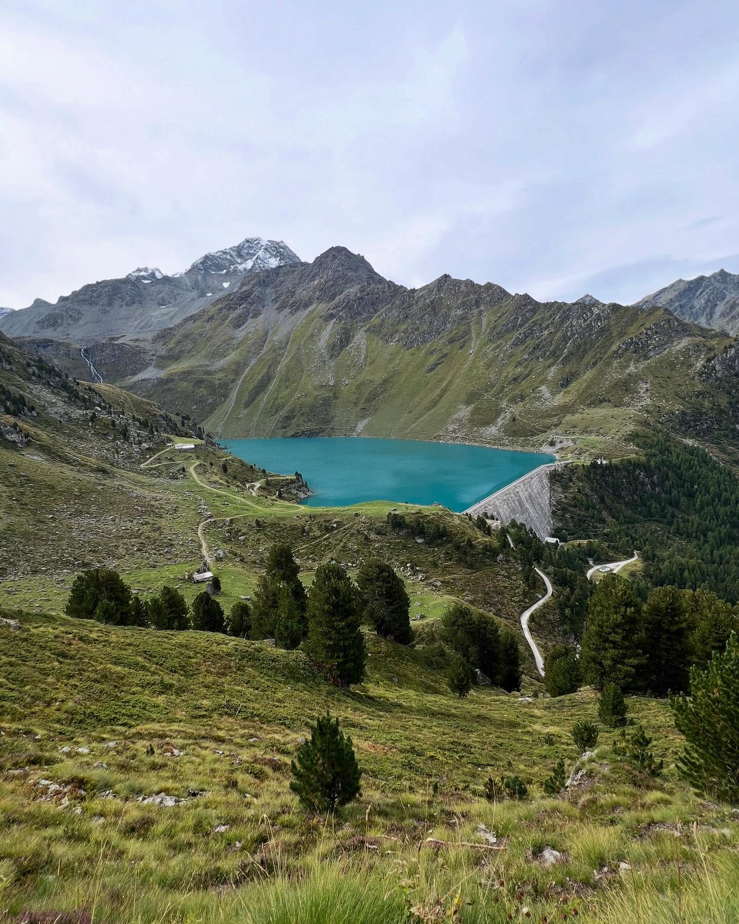 I fall off bikes so stick to hiking. In Valais I took the Combatseline chairlift from Siviez and followed the trail towards the Cleuson dam lake. The water is a vivid ‘bleu de Cleuson’ because of the refraction of light.
#swisslake #swissalps #swissmountains #swisstravel #travelwriter #traveljournalist #swisshiking #cleuson #myswitzerland #myswitzerland🇨🇭
