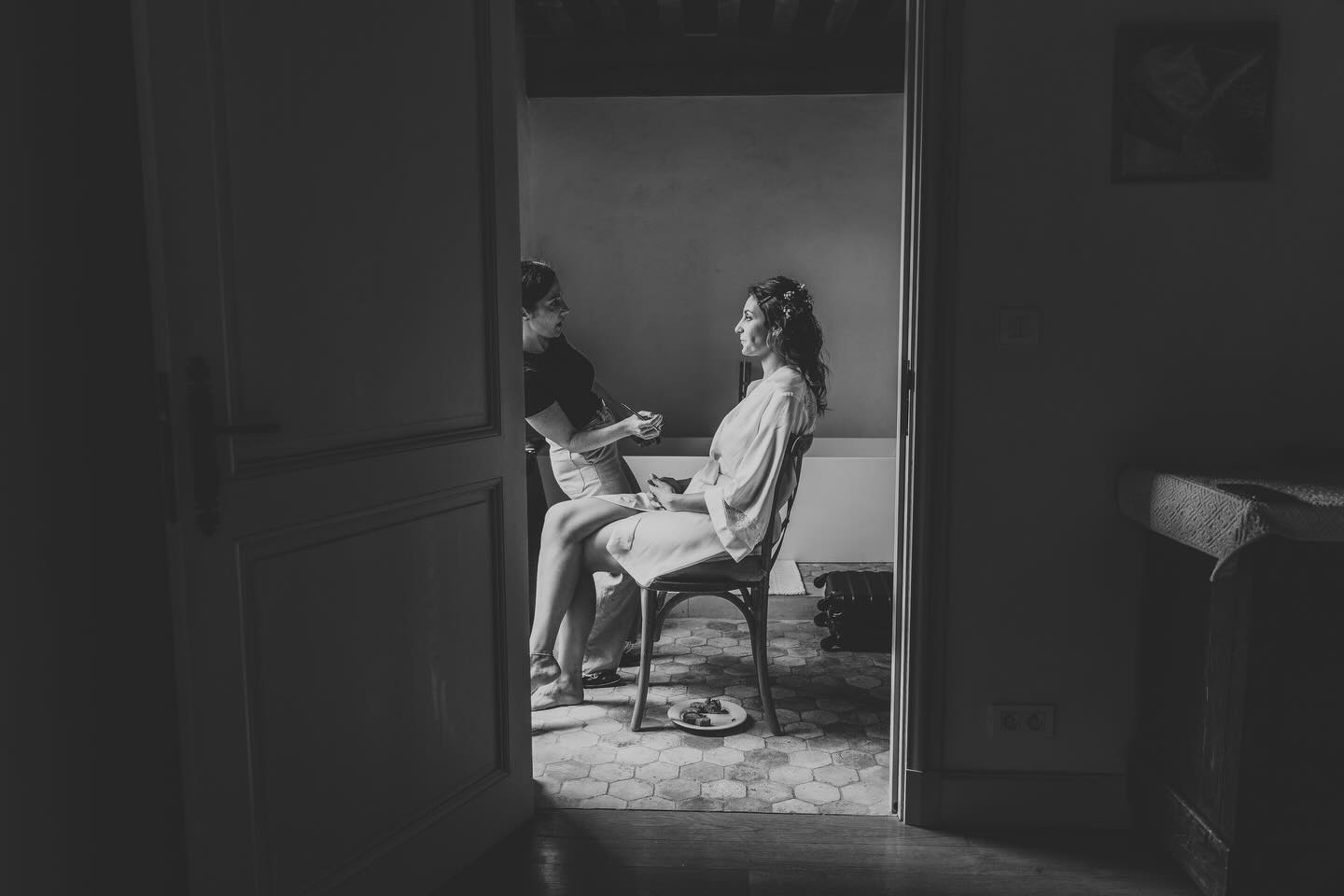 Marine, dans la douceur des préparatifs.
Des gestes simples, et ce moment à part avant que tout commence 🤍
#preparatifsmariage
#mariee
#marieelifestyle
#photographemariage
#photographerouen