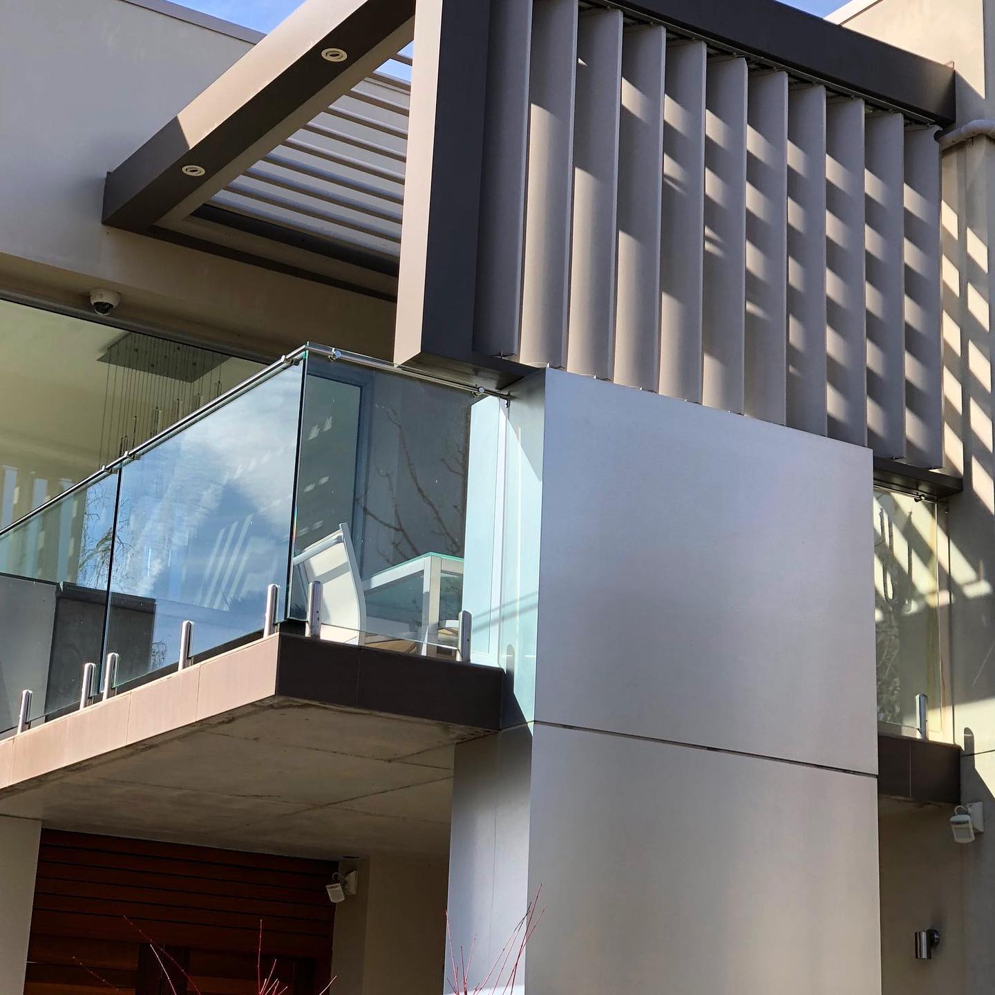 Working from home? Love you neighbours, but still want privacy! Vergola Brisbane - Australian Made #vergolabrisbane #vergolascreens #vergolaact