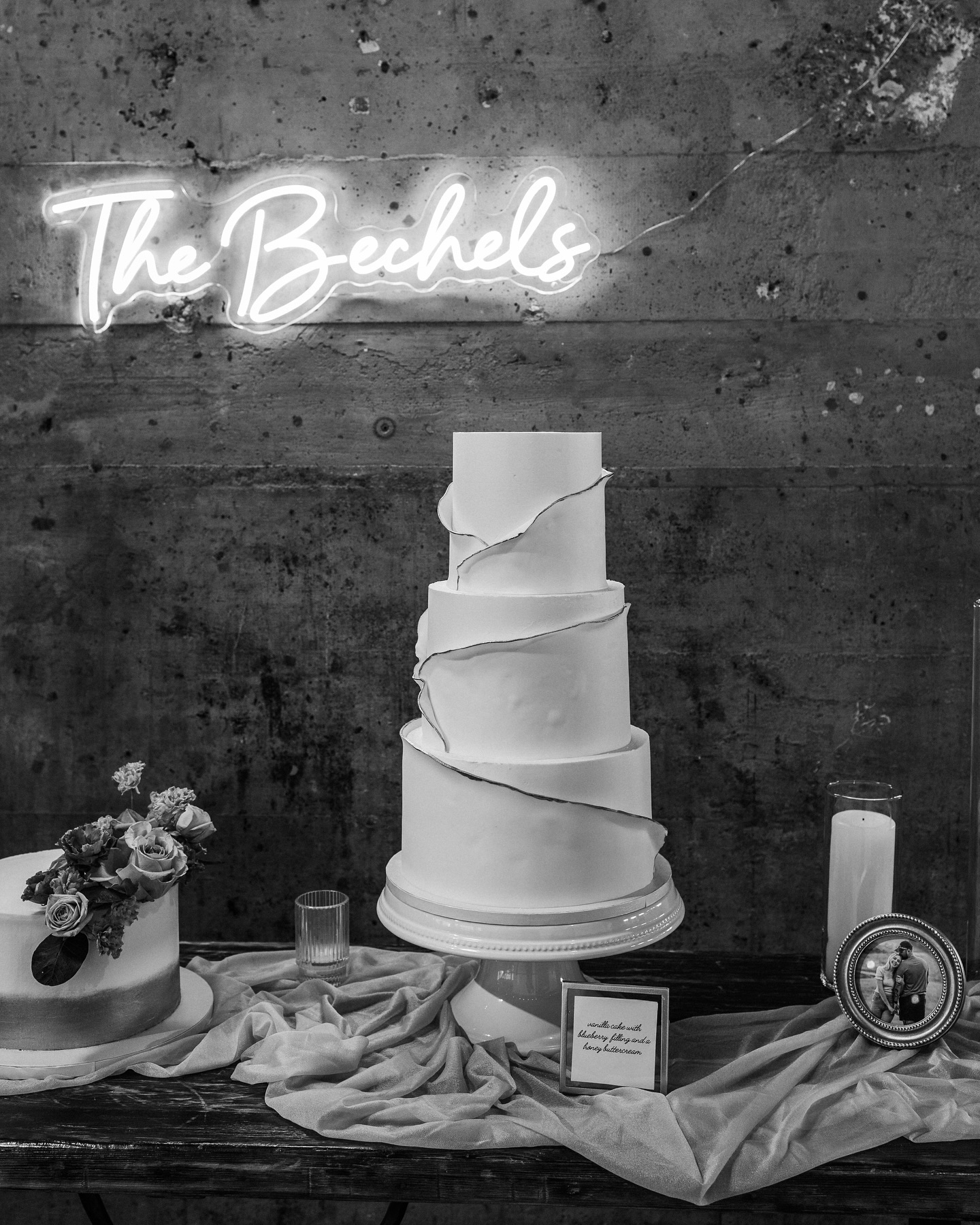 Simplicity at its finest complimenting all other elements involved for your big day!
Alexanne and Eric really nailed it with theirs! 🤍🖤
📸: @ivoryoaksphoto
💒: @hickorystreetannex
💐: @odeflora_
•
•
•
•
#cake #cakedecorating #cakedesign #cakeart #cakedecorator #cakedesigner #wedding #weddingcake #weddingcakes #dallaswedding #dfwweddings #dallasweddingcakes #dfwweddingcakes #fall #fallwedding #fallweddingcake #weddingcakeideas #weddingcakeinspiration #weddingcakeinspo #cakeslice #cakecutting