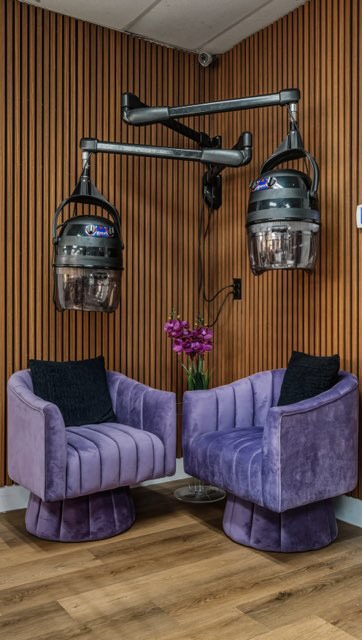 Because the experience starts before the braiding even begins šš¾āāļøš
Before ā”ļø After:
⢠Better flow
⢠Cozy but elevated vibes
⢠Lighting that flatters EVERY client
⢠A salon that matches the talent
š¬ Would you sit in this chair?
š Save for future salon goals
⨠Follow for more Flawless transformations
#SalonRevamp #BraidSalon #SalonDesign #BeforeAndAfterDesign
#BeautyBusiness