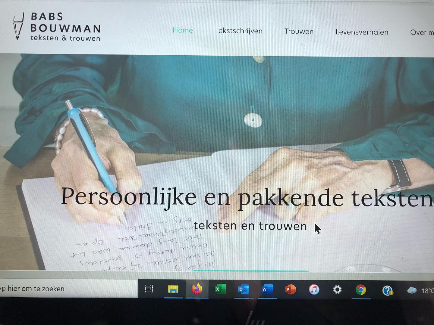 Superblij met mijn nieuwe website en logo. Alle dank hiervoor aan @bycreekstudio. Maartje luistert goed naar je wensen en denkt mee. Ze is heel creatief en heeft veel gevoel voor verhoudingen en kleuren. Ook voor grappige details moet je bij Maartje zijn. Net even anders. Laat je weten wat jij van mijn website vindt?
#tekstschrijven #webteksten #interviews #levensverhalen #trouwen #nieuwsbrieven #interviews #pakkendeteksten #creatieftekstschrijven #krantenartikelen #profielteksten #brochures #mailings #persberichten