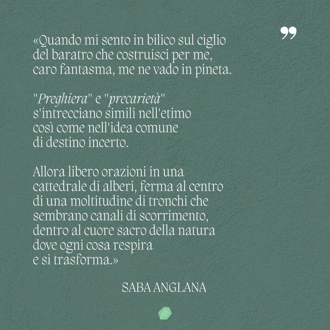 Cosa fai tu quando ti senti in bilico?
La Luna Piena in Pesci attiva l'archetipo della soglia: quella sensazione di stare sull'orlo di una scogliera, un attimo prima del grande tuffo verso l'ignoto. Quel momento in cui vorresti e non vorresti, in cui in una frazione di secondo si gioca la battaglia tra ciò che conosci e ciò che puoi solo immaginare.
Tuffarsi è un movimento in picchiata, una transizione che una volta attivata non si può più bloccare: è un'arrendersi alla gravità del nostro stesso peso.
Simbolicamente è la nostra capacità di rinascere, di utilizzare il "peso" del nostro percorso, del nostro passato (ciò che è dietro di noi) come forza propellente per ricominciare.
Una specie di nuovo battesimo (psicologico, non religioso) alla vita.
D'altronde non si può restare immobili sulla soglia per sempre... sarebbe come vivere restando fermi sul proprio posto!
Eppure lo spazio al di sotto di noi a volte somiglia ad un baratro, a un abisso senza fondo: cosa fare quando ci sentiamo bloccate in un destino incerto?
Nella poesia di Saba Anglana, con cui ho aperto la mia ultima newsletter, si dice: libero orazioni. Tutta l'energia psichica dell'archetipo Pesci è racchiusa in quella precarietà/preghiera.
L'incertezza dell'Umano, diventa follia, ma anche sogno, ovvero la capacità di radicarsi nel cuore della speranza, nella fiducia della circolarità (il glifo ♓ della soglia tra inizio e fine, in realtà sono le estremità dello stesso cerchio), nella morbidezza dell'acqua che ci accoglierà e nutrirà quel futuro che ancora non vediamo distintamente.
👁 Ecco, l'archetipo del Folle/Shiva corrisponde ad Agya Chakra, quel 3°occhio che ci permette di vedere l'invisibile.
✨️ Se guardi oltre dove sei ora, cosa vedi?
✨️ Quali fantasmi degli ultimi sei mesi vorresti lasciarti alle spalle?
✨️ Quali parti di te devono restare morbide per potersi rimodellare?
E quale orazione dovresti dire al tuo cuore per radicarti a terra prima del grande salto?
🩵
#archetipi #sabaanglana #pesci #lunapiena