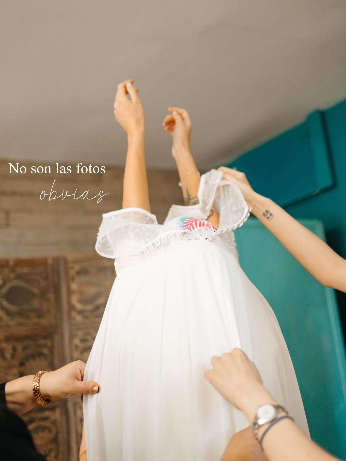 Así es, no son fotos preparadas pero tienen mucha intención e historia detrás🤍
En este caso, queremos que Meri & Seba recuerden:
- Que Meri necesitó ayuda de varias manos más una bata en su cabeza para ponerse su vestido y así no pasar a llevar su maquillaje y peinado
- Que mientras, Seba estaba tranquilo en su otro cuarto terminando de alistarse junto a su papá
- La mirada de ternura del papá de Meri al verla vestida de novia
- Y que mientras algo emotivo sucedía dentro, afuera estaban ya todos ordenándose para hacer su entrada al altar ¿Dónde me pongo?, ¿En qué lado va la mamá?, ¿Tenemos que mirar a la cámara?, etc.
- El momento tan significativo del papá entregando a su hija
- El encuentro en el altar, etc, etc.
Así como estos, existen tantos momentos fugaces que por los nervios a veces no logran procesar y a veces se olvidan. Nosotros estamos ahí para que puedas revivirlos, ver lo que no pudiste ver, no olvidar, hablar de eso, que vuelvan las risas y las lágrimas, las personas que no ven mucho pero estuvieron ahí para ustedes🫂 Así de importante es la fotografía documental, junto con nuestra guía en ciertos momentos para sacar tu mejor versión ante la cámara🤎
Lugar: @casagarciahuidobro
maquillaje: @anumamakeup
joyería: @lavirtuosa_cl
video: @finessecinema