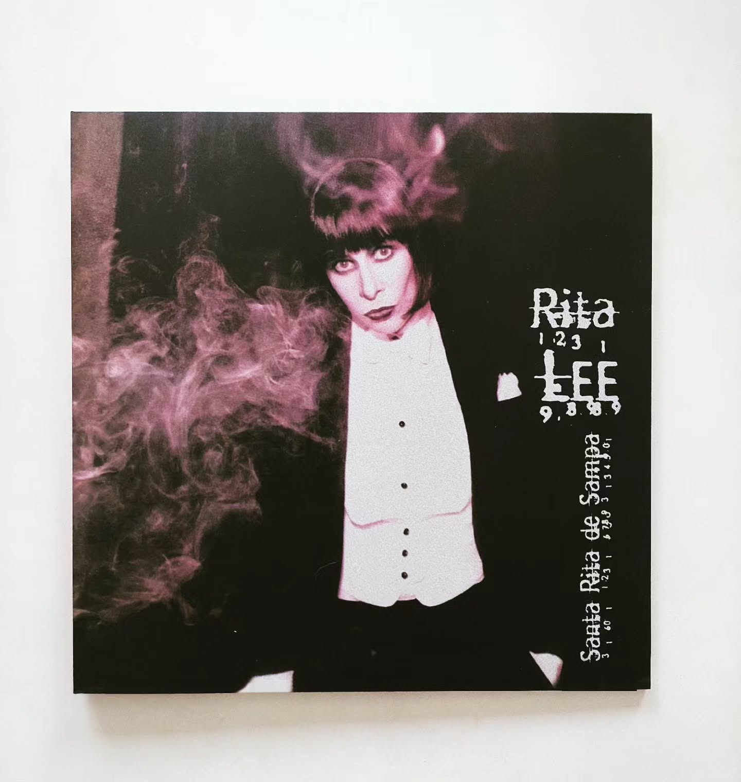 Em 1997, a mídia já estava escrevendo o obituário de Rita Lee. Mas ela fez o que só os gênios fazem: se limpou, pegou o microfone e entregou um dos discos mais sincero e ácido da carreira.
Isso aqui não é só rock; é um atestado de vida . Ela veste o fumo, solta a fumaça e avisa: "Eu tô aqui e o meu deboche continua o mesmo".
Esse LP é a prova física dessa ressurreição.
A COR DA REALEZA E DA LOUCURA.
Olha o peso desse vinil roxo translúcido . Isso não é pra amador. Ter essa edição limitada e lacrada na mão é ter um pedaço da história que quase se perdeu entre as manchetes sensacionalistas da época.
Enquanto o mundo virava as costas, ela gravava "Obrigado Não" dava na cara dos homofóbicos — o hino definitivo de quem disse "chega" pra autodestruição. Se você quer entender o que é coragem, você precisa ouvir esse grave batendo na sua vitrola.
VOCÊ AGUENTA A VERDADE?
As fotos, a estética surrealista, a ironia fina... Rita Lee nunca foi só som, sempre foi atitude . Esse encarte é o documento de uma mulher que não foi adaptado nem digitado vivamente.
"Santa Rita de Sampa" é o abraço dela na cidade que a criou e que ela, ao mesmo tempo, odiava e amava. É o som de quem não tem mais nada a provar pra ninguém.
PAPO RETO E FINAL:
Este não é um disco que você encontra em qualquer esquina. É Edição Limitada , é Lacrado , e é pra quem entende que o vinil é o único lugar onde a alma da música sobrevivente de verdade.
💥 Quer esse soco de realidade na sua coleção? O link tá na Bio de @AvozDoVinil . É peça única, é joia rara. Se vacilar, já era.
💬 Qual é a música da Rita que define a sua luta? Comenta aí embaixo.
#RitaLee #SantaRitaDeSampa #VinilRoxo #RockNacional #VinilRaro AvozDoVinil RainhaDoRock ColecionadoresDeVinil
