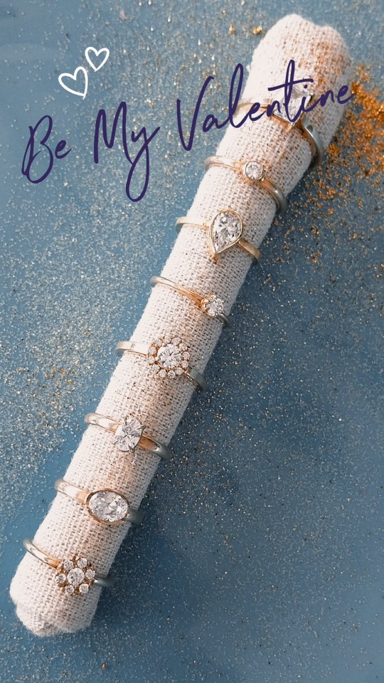 Valentijn + een ring = 💥💍❤️
Een aanzoek plannen? Dan is Valentijn de perfecte dag om die ene vraag te stellen. Extra liefde in de lucht, een vleugje magie — en jij met een ring in je zak 😉
Of je het nu groots aanpakt of lekker intiem houdt, Valentijn maakt het moment nét dat tikkeltje specialer. En twijfel je over welke ring bij haar past? Geen zorgen: ik help je kiezen, jij focust op het grote moment.
Spoiler alert: de kans op “ja” is héél groot ❤️✨
#duurzaamjuweel
#juweelontwerp
#goudsmid
#vakmanschap
#goudsmidatelier