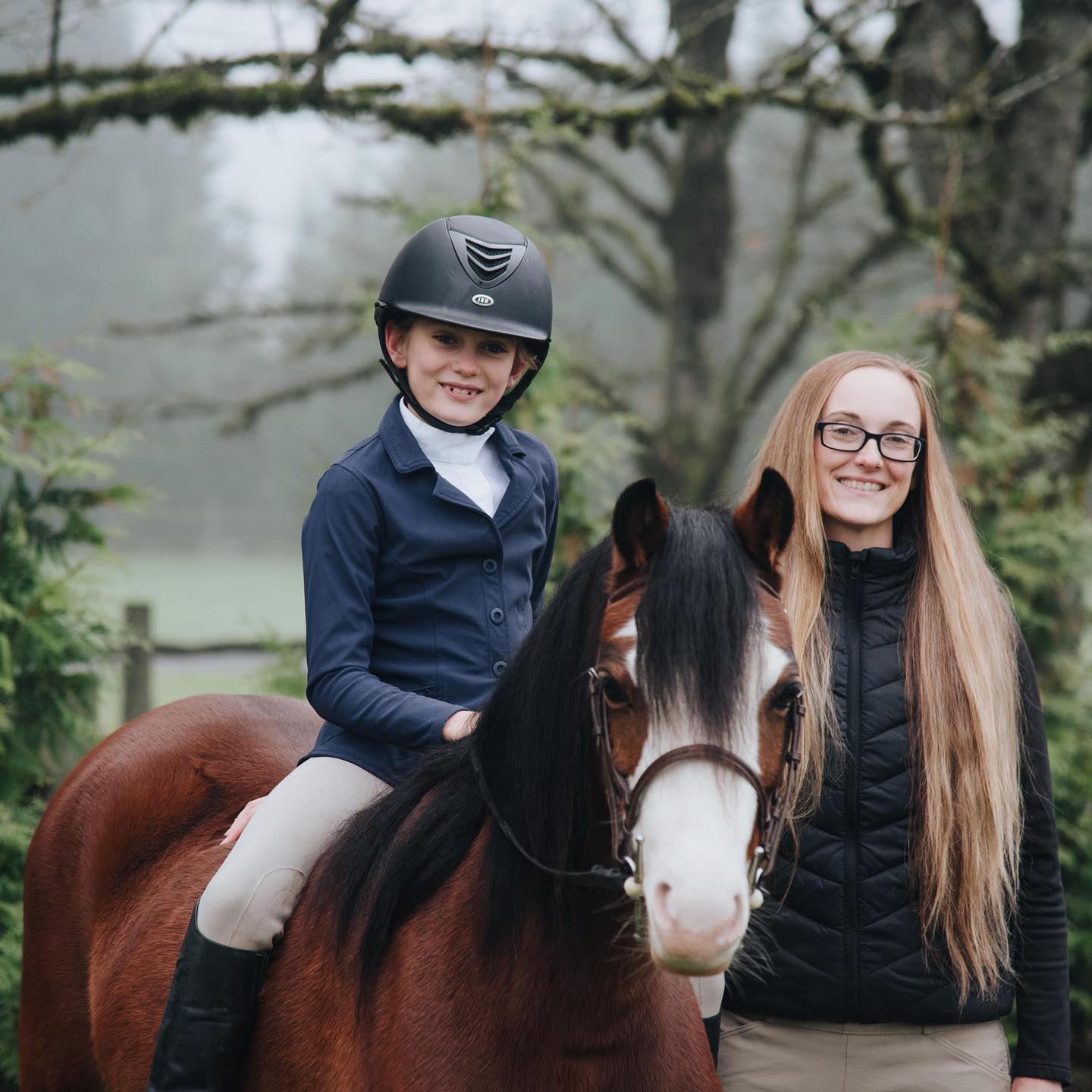 Who rides bareback but also shows?
I remember a day when I was afraid to ride my show pony bareback. Glad my kiddo is growing up knowing and loving the whole horse................................................#showpony #ponyhunter #welshponies #hunterjumpers