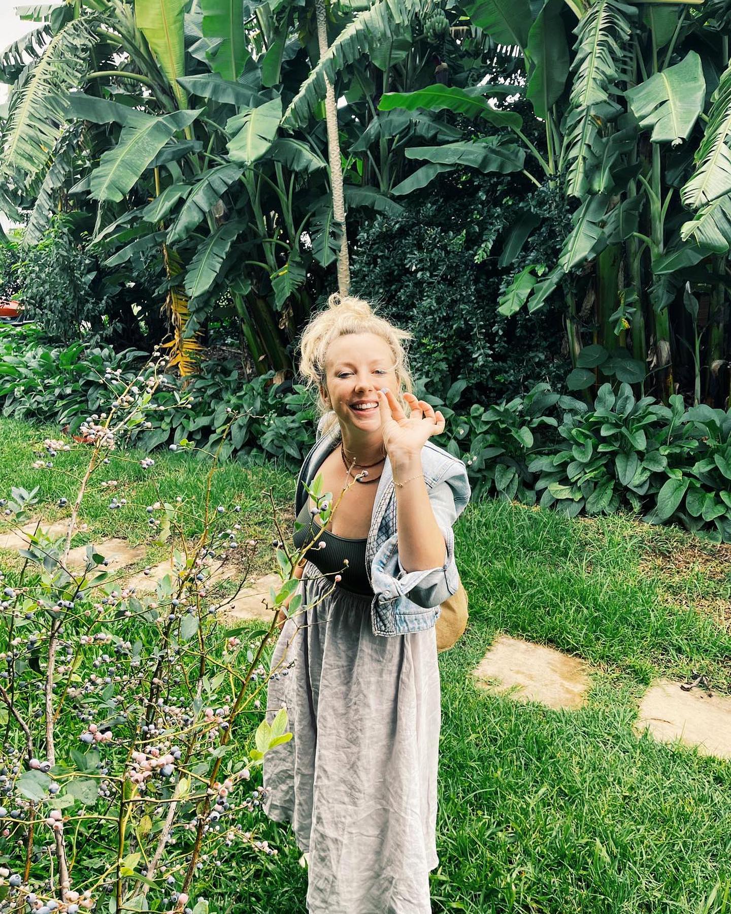 The best thing about growing your own food is sharing it with friends 🙏🏼💙 @yummololaberry picking blueberries by the cabin