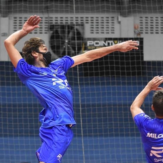 As máscaras são um item indispensável no controle da pandemia. Mesmo assim, nas principais competições esportivas profissionais no Brasil, elas não têm sido exigidas.
Entretanto, no vôlei é comum observar jogadores usando máscaras durante as disputas.
Essa é uma maneira de proporcionar certa segurança no caso dos jogadores eventualmente se aproximarem um pouco mais uns dos outros, por exemplo, no contato entre jogadores e adversários na rede durante o saque ou nas situações de ataque e bloqueio.
Foto:globoesporte
#ludo #volei #máscaraesportiva #prevenção