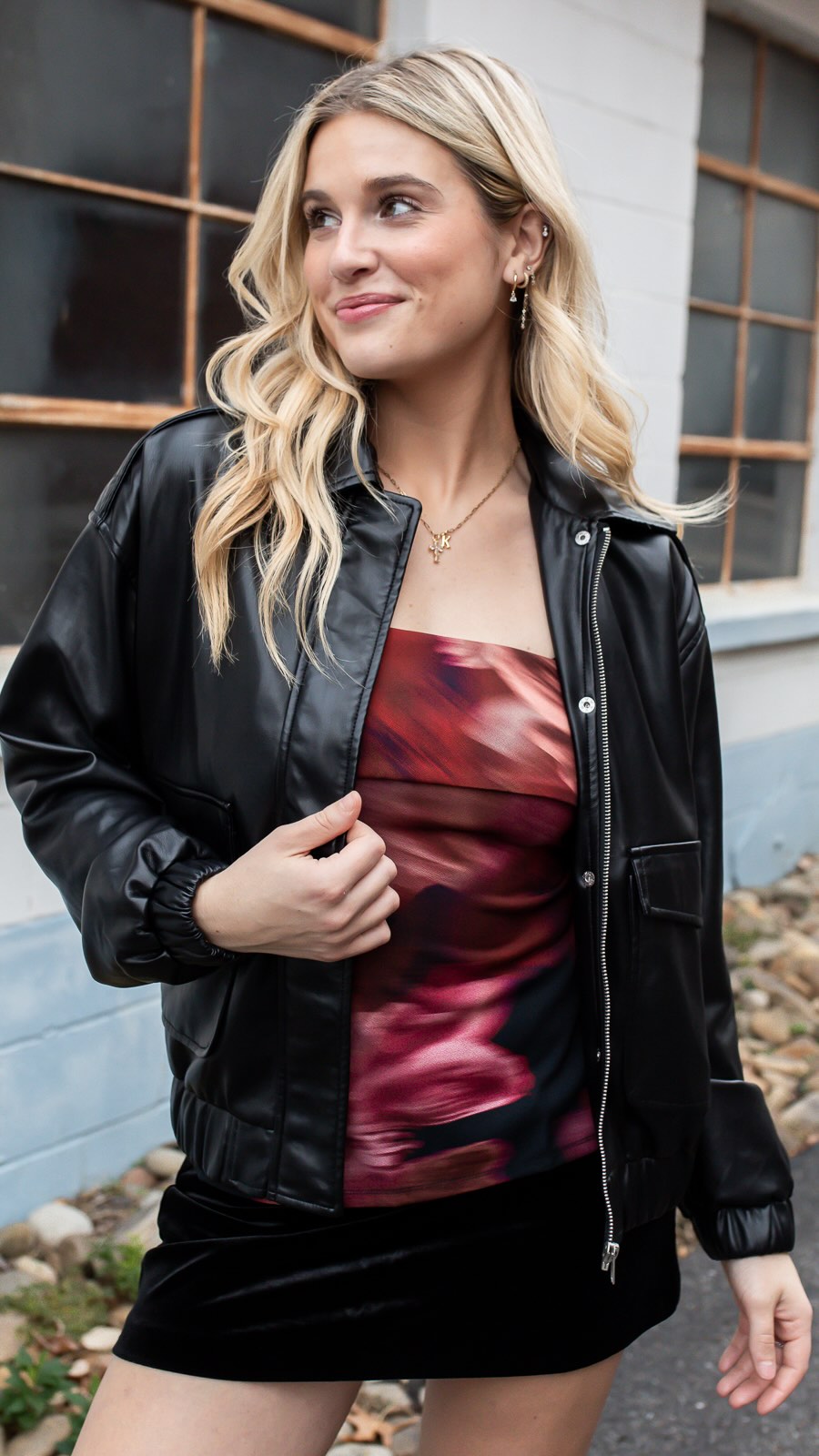 Strutting into the weekend like… 💃🏼✨
Come see us, pick an outfit, and look this good walking around Broadway💖🛍️ Open 10am-7pm today!
#weekendshopping #shopsmallbusiness #sisterownedbusiness #nashville #franklin