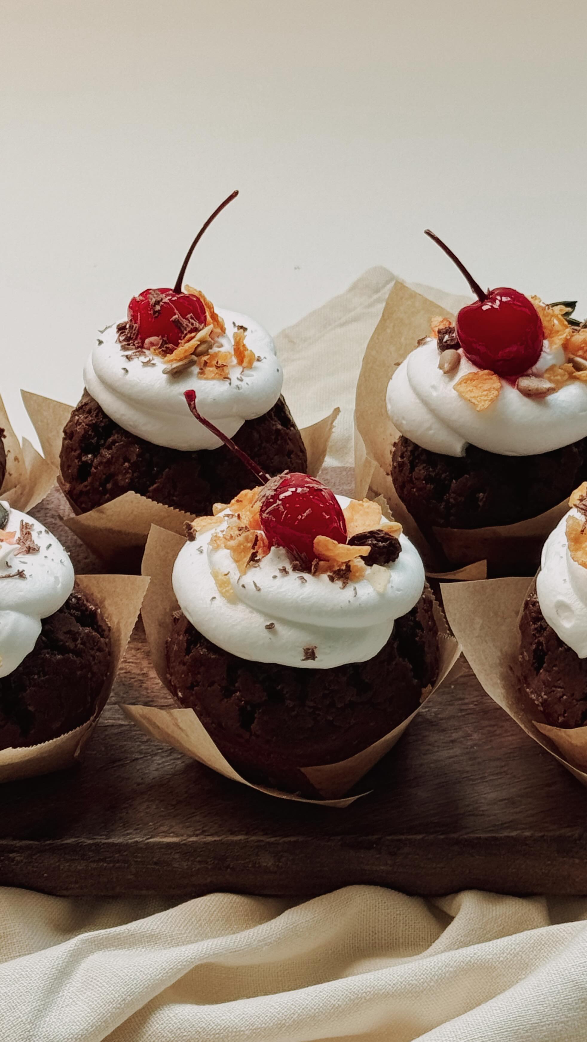 MUFFINS FORÊT-NOIRE sublimés par notre granola 🍫🍒
Quand le chocolat rencontre la cerise… et notre granola ✨ !
INGRÉDIENTS :
- 150 g de farine
- 100 g de sucre
- 25 g de cacao en poudre
- 1 c. à café de levure chimique
- ½ c. à café de bicarbonate de soude
- 35 g de beurre fondu
- 375 g d’huile végétale
- 1 œuf
- 125 ml de lait végétal
GARNITURES :
- Confiture de cerise
- Crème chantilly
- @lesgranolasdejenny
PRÉPARATION :
➡️ Mélanger ingrédients liquides
➡️ Ajouter ingrédients secs (sans trop mélanger)
➡️ Cuire 20 min à 180 °C
➡️ Laisser refroidir
➡️ Garnir de confiture de cerises
➡️ Ajouter chantilly + granola
➡️ Finir avec une cerise 🍒
#lesgranolasdejenny #muffin #sansgluten #granola #switzerland