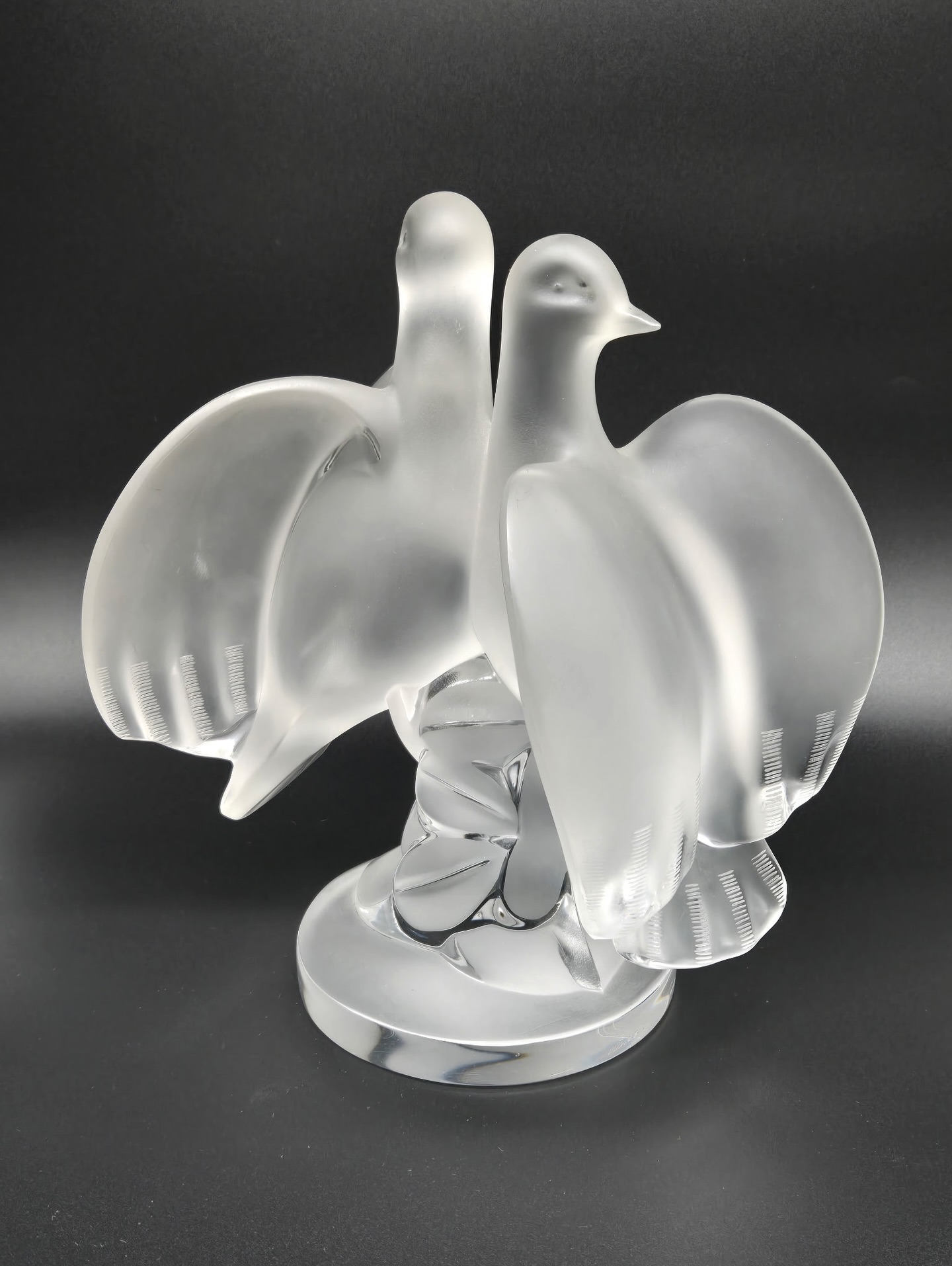 Lalique Ariane crystal sculpture 🤍
Two stylized doves in clear and satin-finished crystal, standing back-to-back in perfect symmetry. A timeless Lalique design symbolizing harmony and balance.
Signed Lalique France.
DM for details.
#lalique #frenchcrystal #artdecodesign #crystalsculpture #timelessdesign
